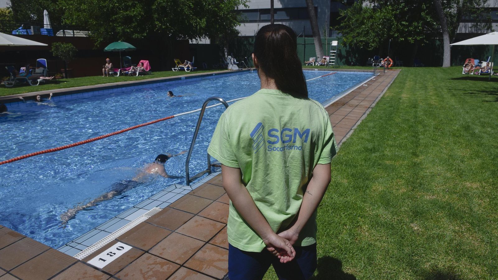 Vigilancia en la piscina del Club Tenis Betis.