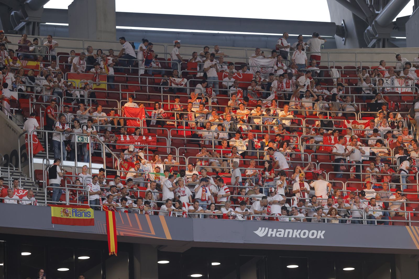 Búscate en las fotos del Sevilla-Roma