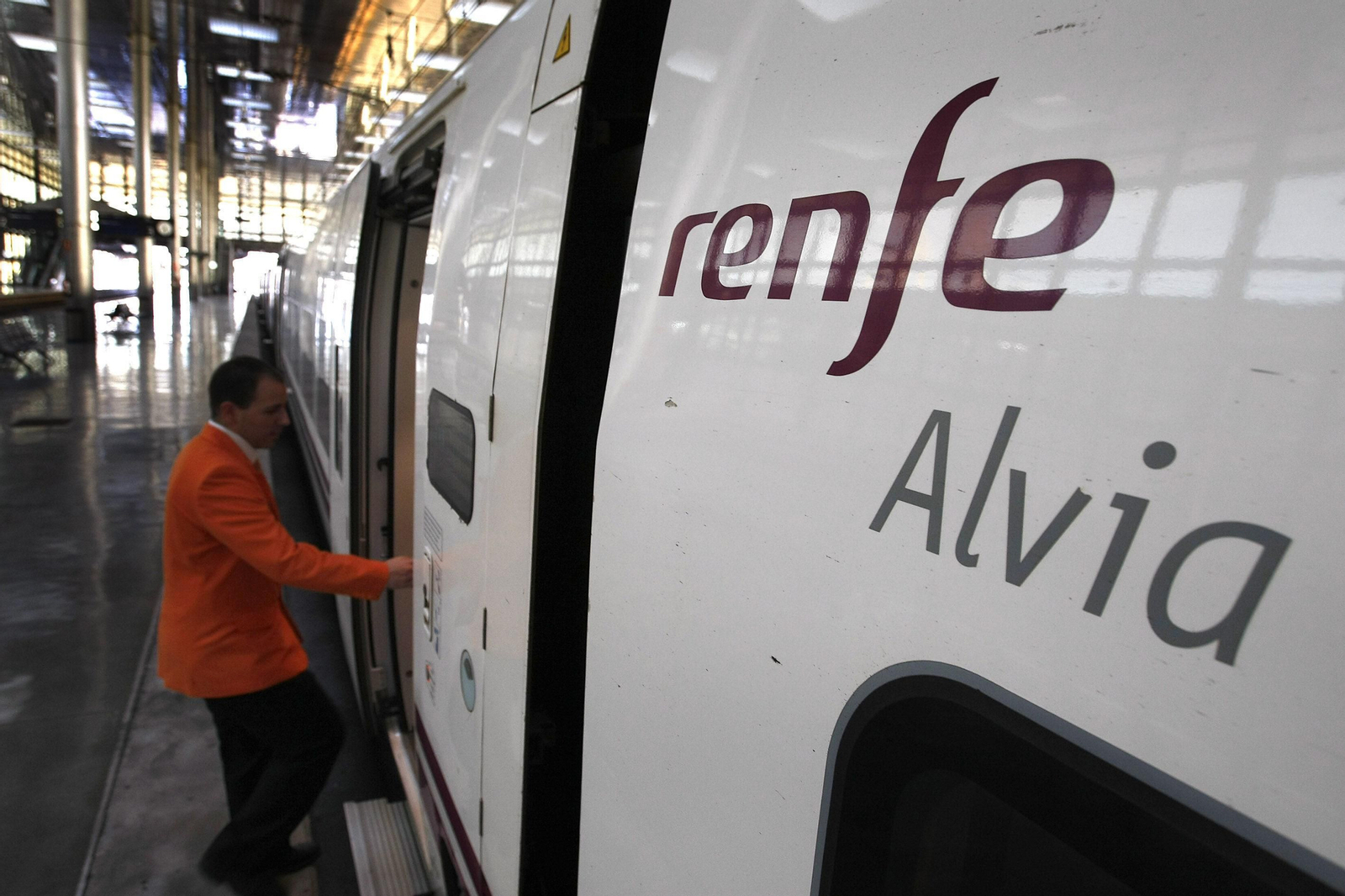 Los trenes Alvia conectan Cádiz capital con Madrid.