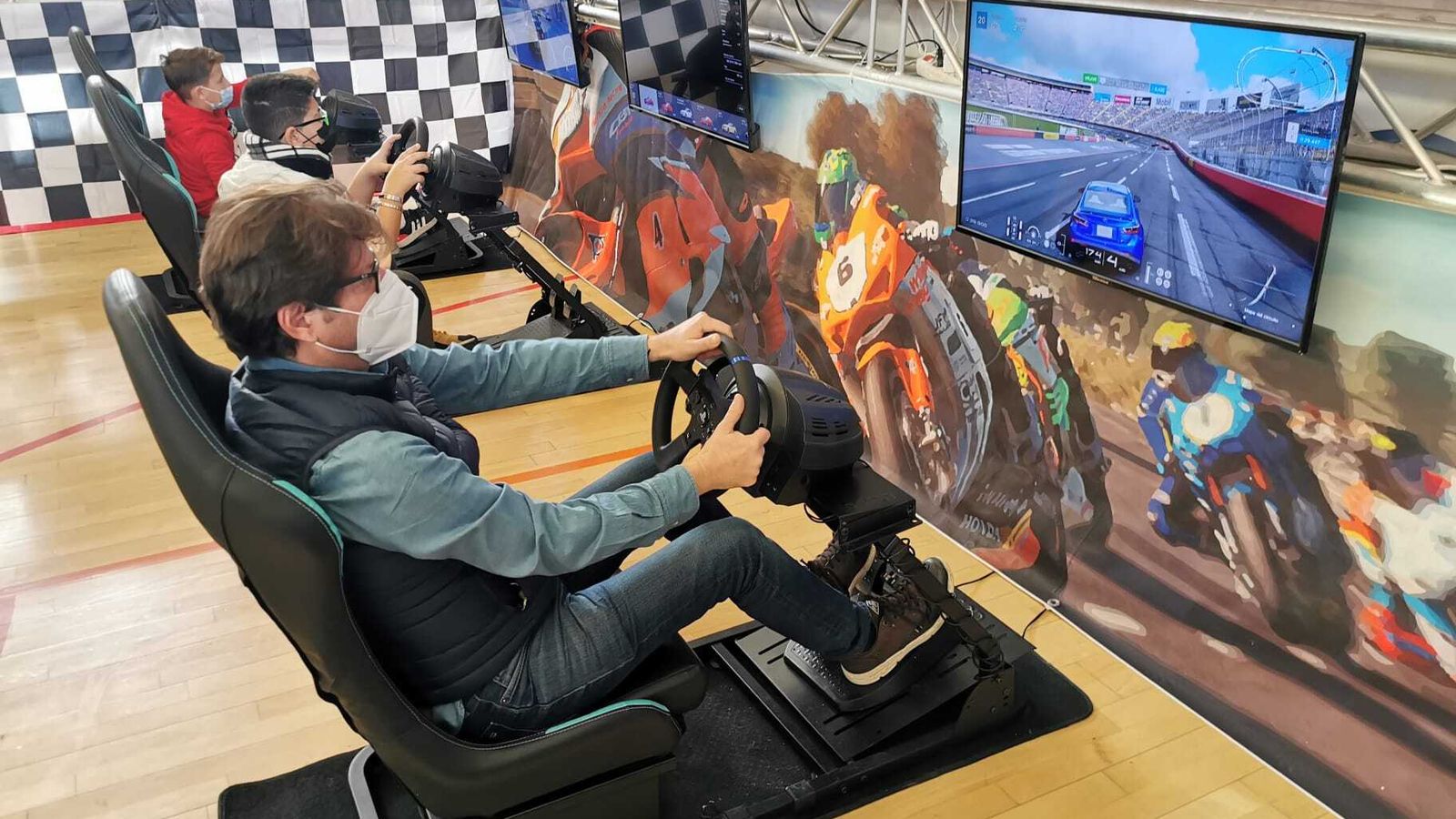 El concejal Alfonso Pérez se atreve con el simulador de conducción.