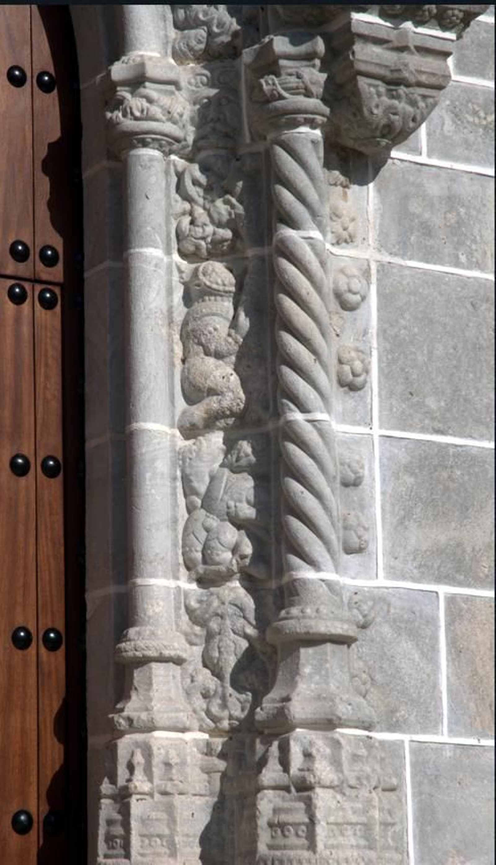 Detalle de las columnas que flanquean la puerta.