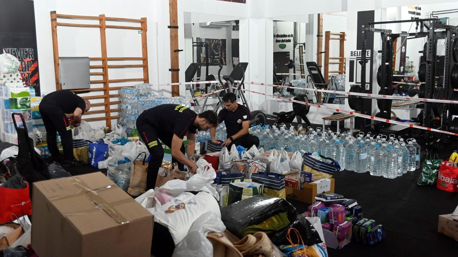 Recogida de productos por parte de los bomberos de Córdoba. Recogida de productos por parte de los bomberos de Córdoba.