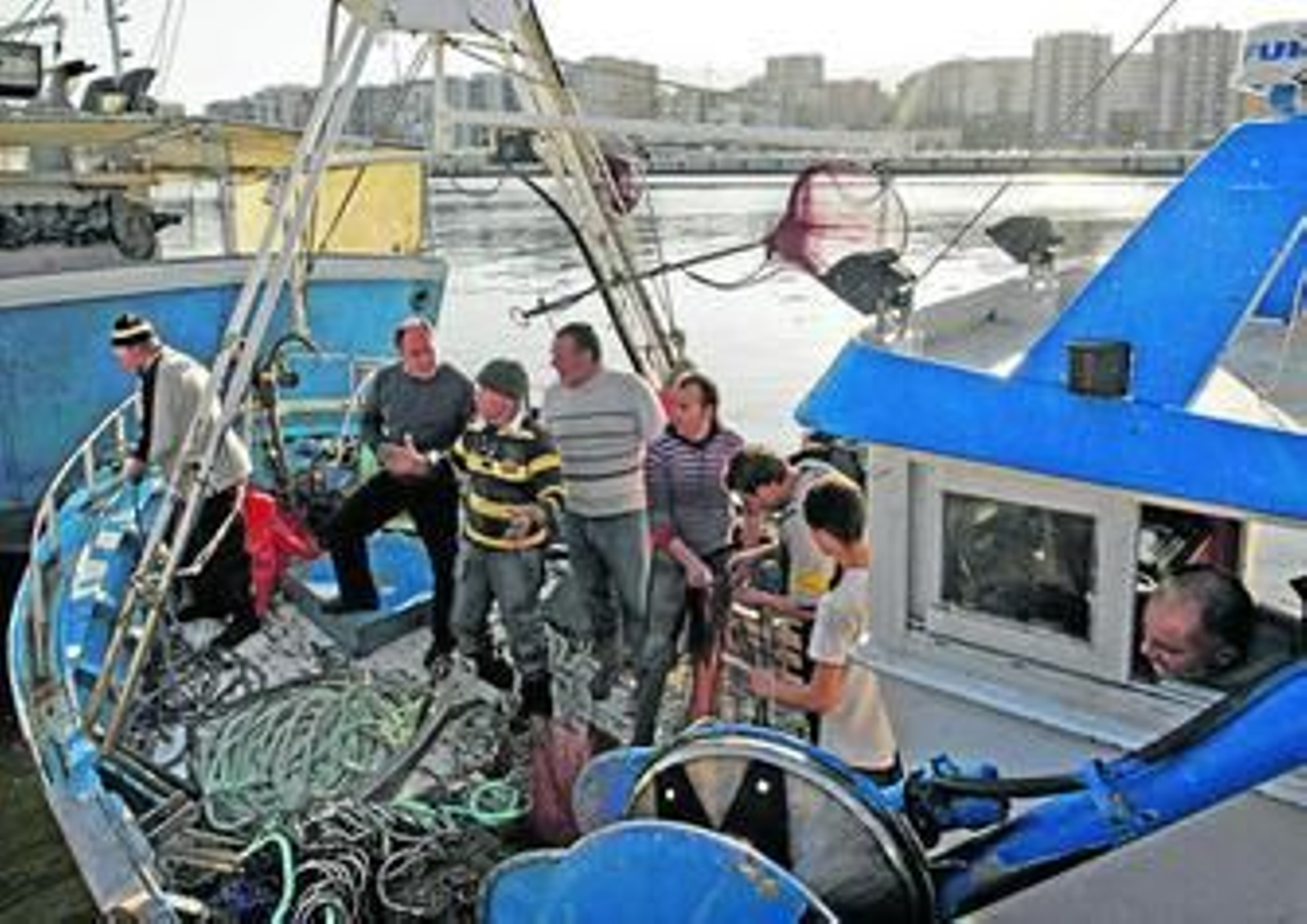 El alcalde de Algeciras y diputado nacional del PP, José Ignacio Landaluce, conversa con los tripulantes del 'Joaquina', ayer, en el puerto.