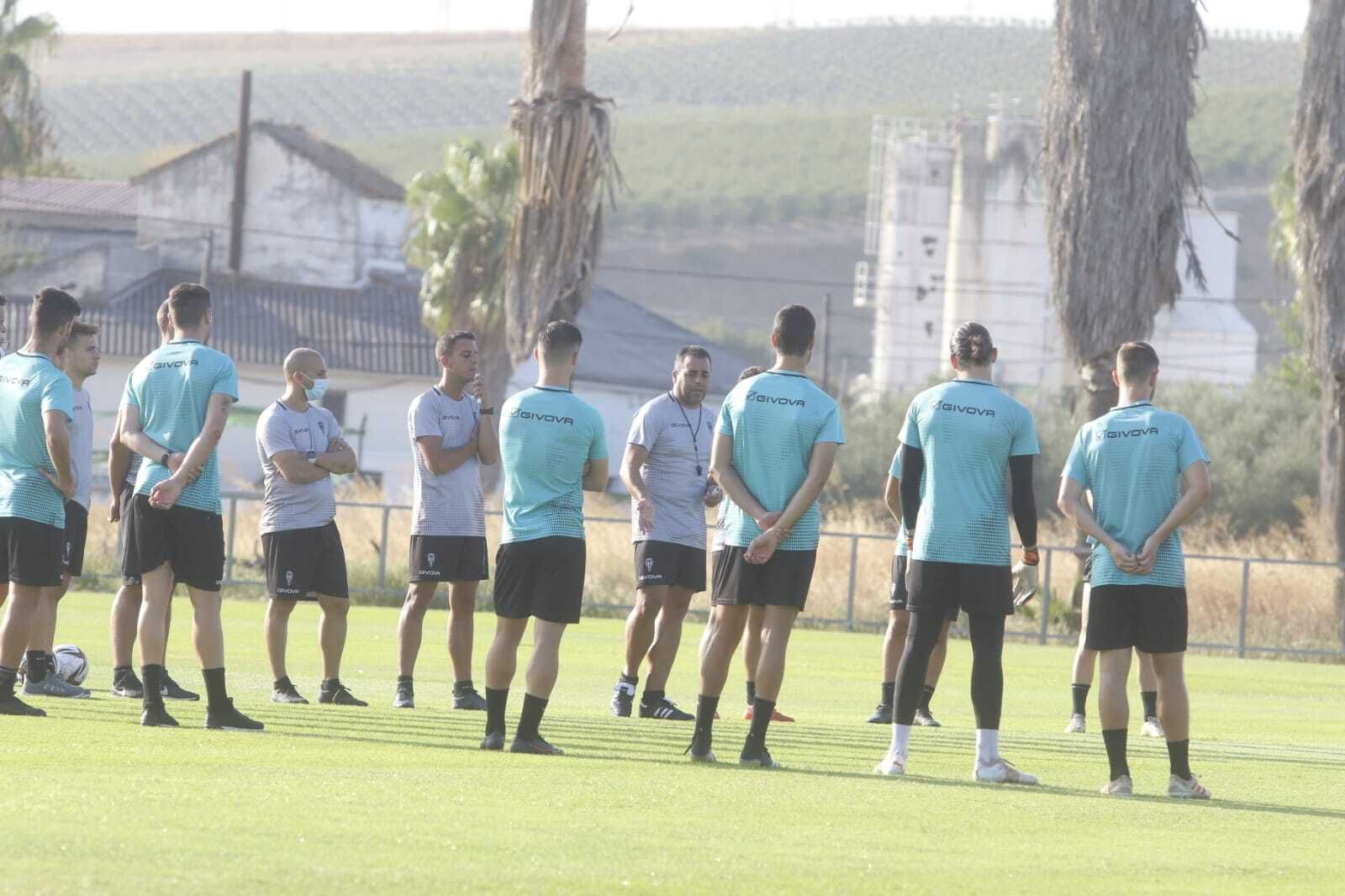 Germán Crespo charla con el grupo antes de iniciar el entrenamiento.