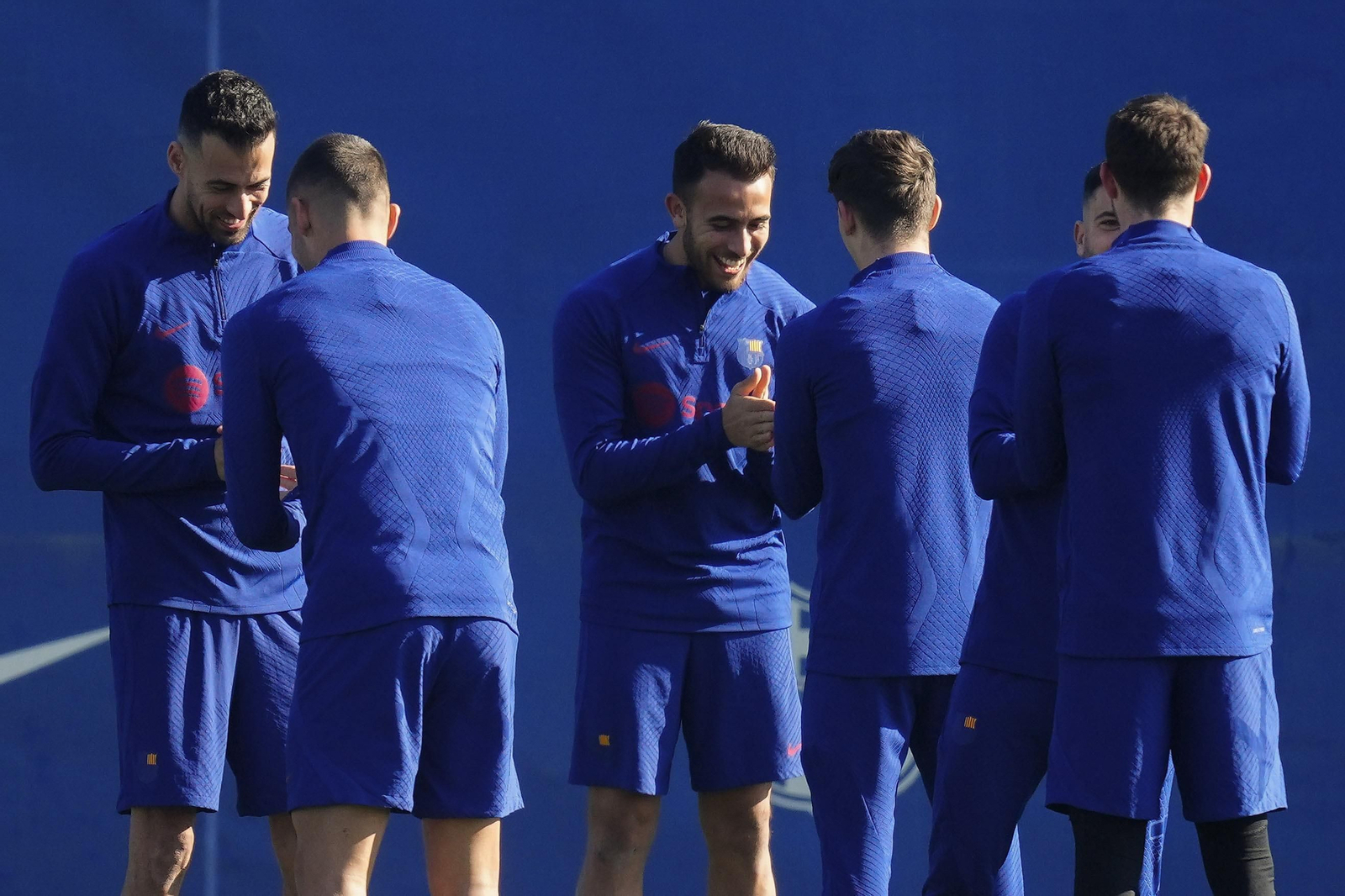 Busquets (i) en el entrenamiento del sábado
