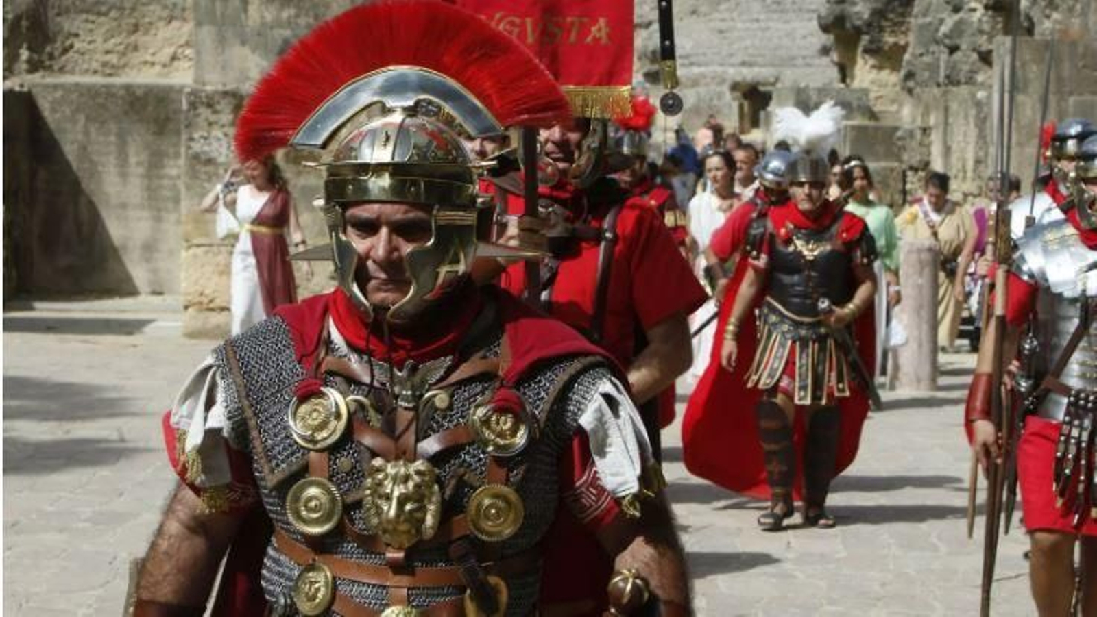 Imagen de archivo de un desfile romano en un conjunto arqueológico