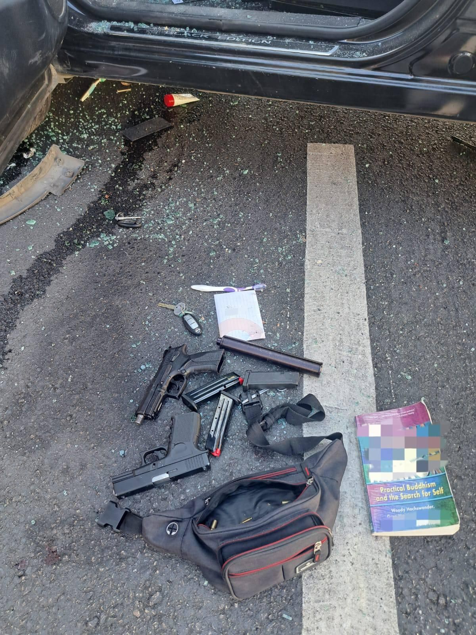 Armas halladas por los agentes en el interior del coche del detenido.