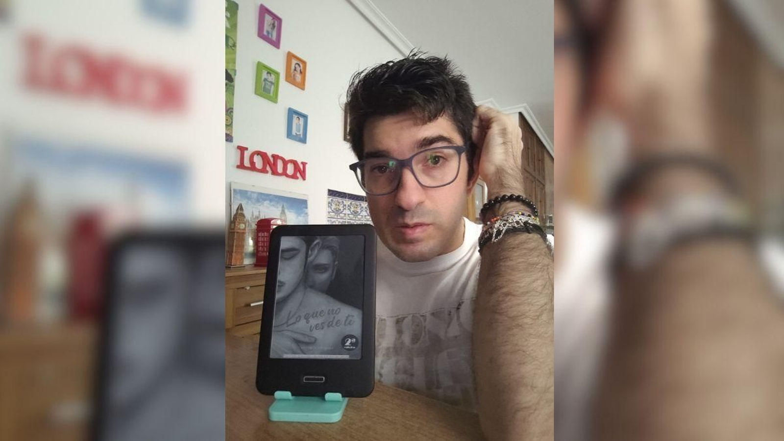 Antonio Iñiguez junto a su libro.