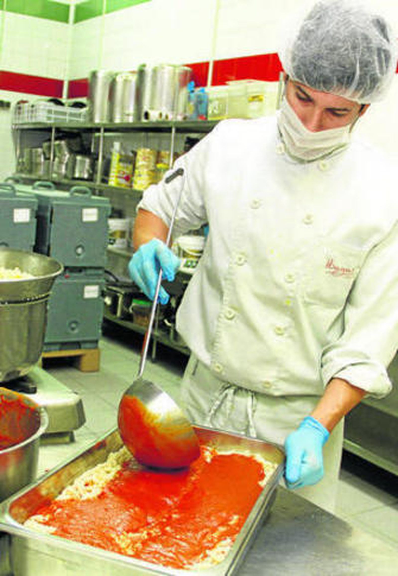 Preparación de menús infantiles en una empresa de catering.