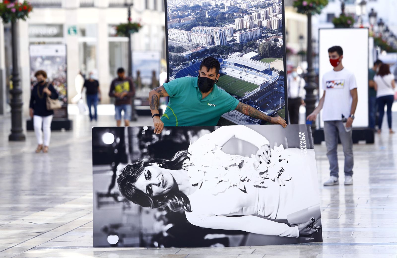 Montaje de la exposición del Festival de Málaga en la calle Larios.
