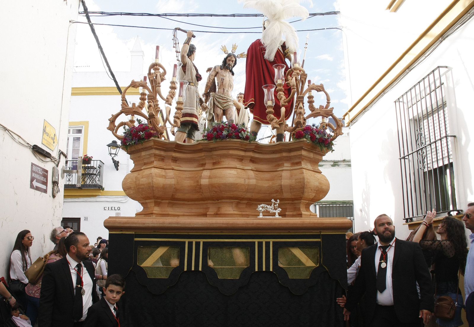 La hermandad estrenaba este año el canasto de su paso de misterio.