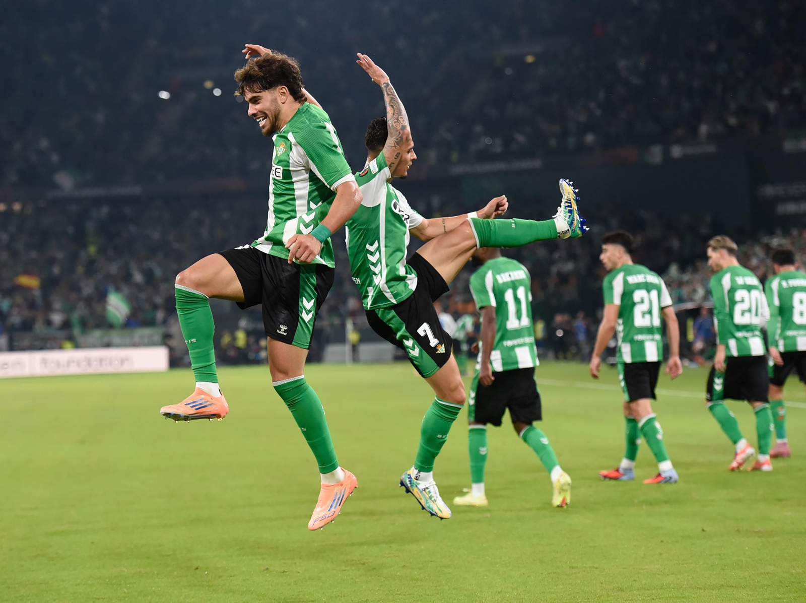 Abde y Antony celebran un gol con un paso de baile que ya se puede convertir en clásico en la felicidad bética.