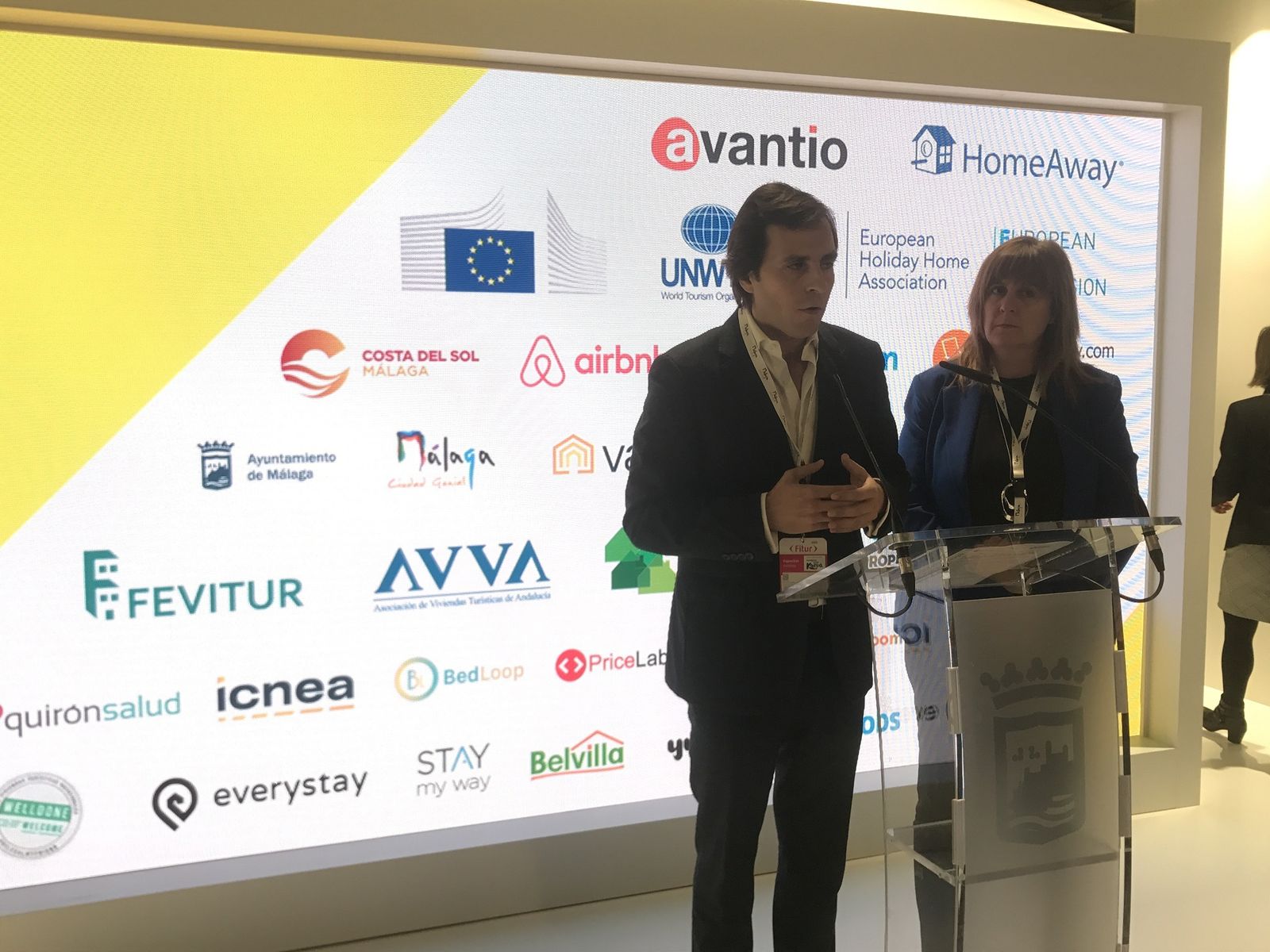 Rosa Sánchez y Carlos Pérez-Lanzac, en el stand de Málaga en Fitur.