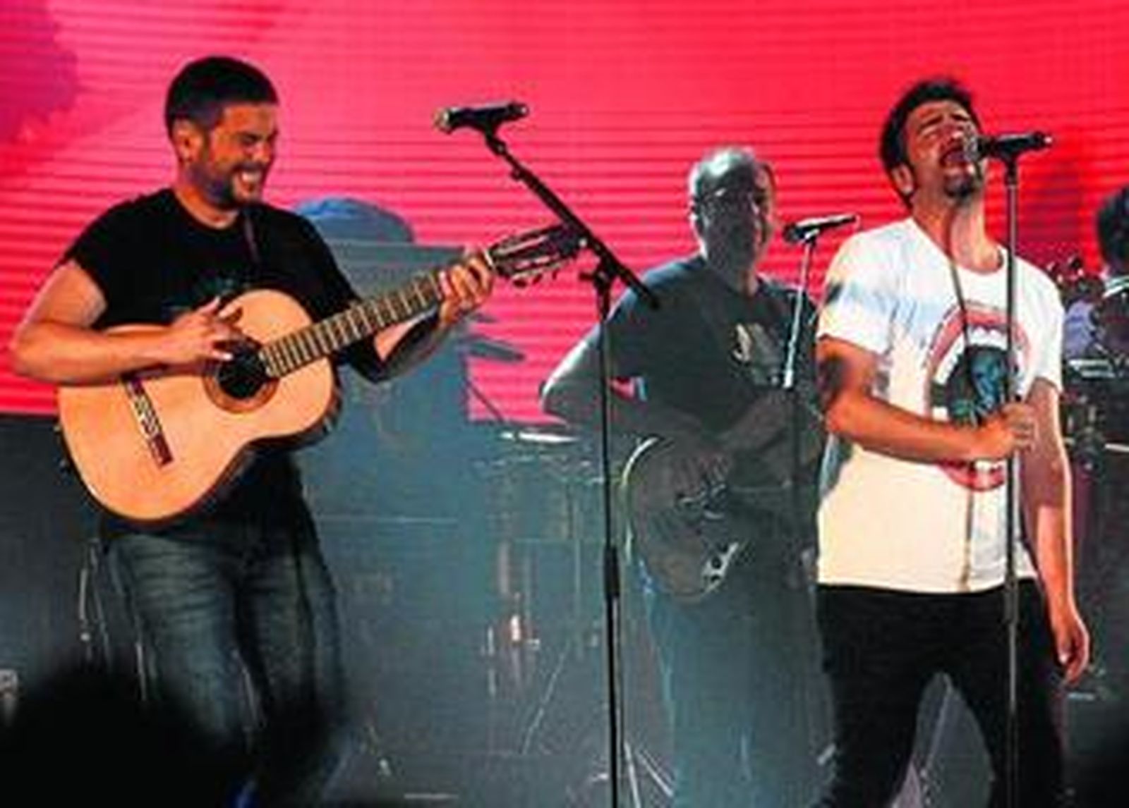La banda Estopa, formada por los hermanos David y José Manuel Muñoz, cautivó anoche al público onubense en el escenario Mapas de Música.