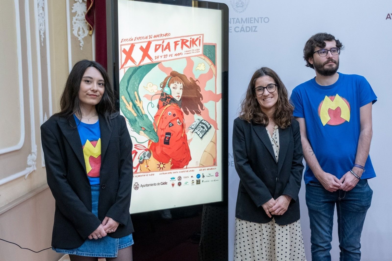 La concejala de Juventud e Infancia, Gloria Bazán, acompañada de Julia Sánchez y David Caramés.