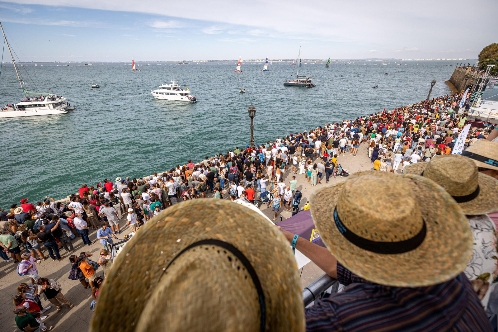 Búscate en SailGP Cádiz: La ciudad disfruta del ambiente del domingo con las actividades, las carreras y los bares