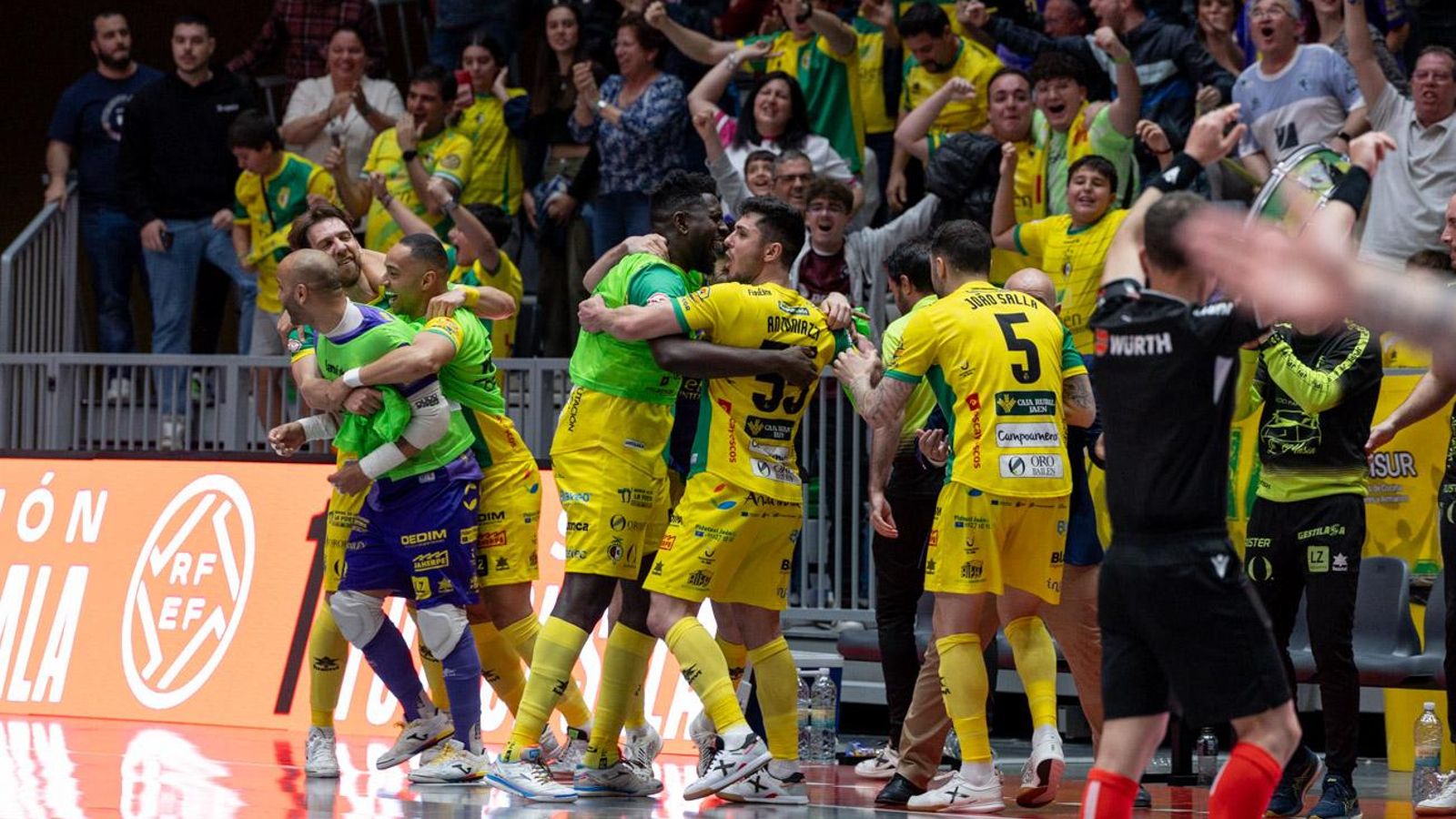 El equipo jiennense celebra uno de los goles.