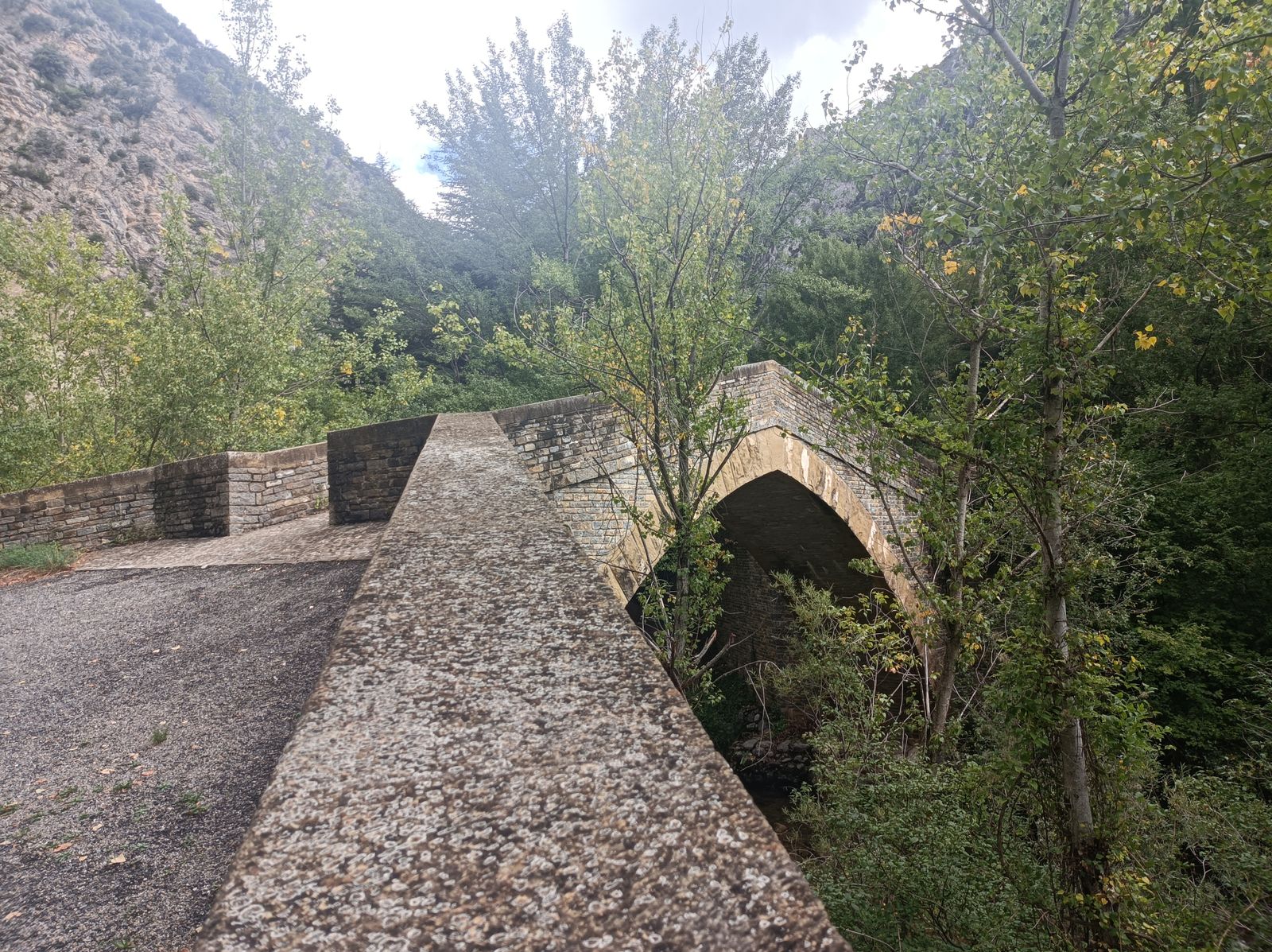 El puente románico de San Pablo cruza el río Isábena.