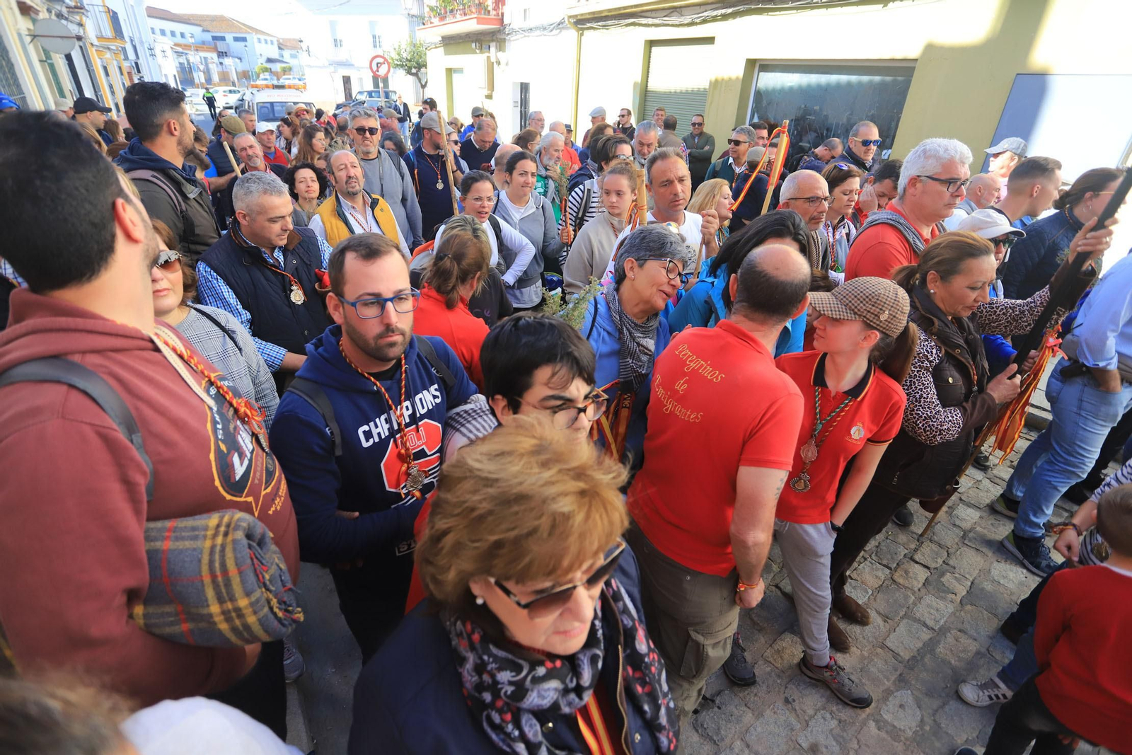 Imágenes de la llegada de la peregrinación de Emigrantes a Almonte acompañando a la Hermandad de San Juan del Puerto