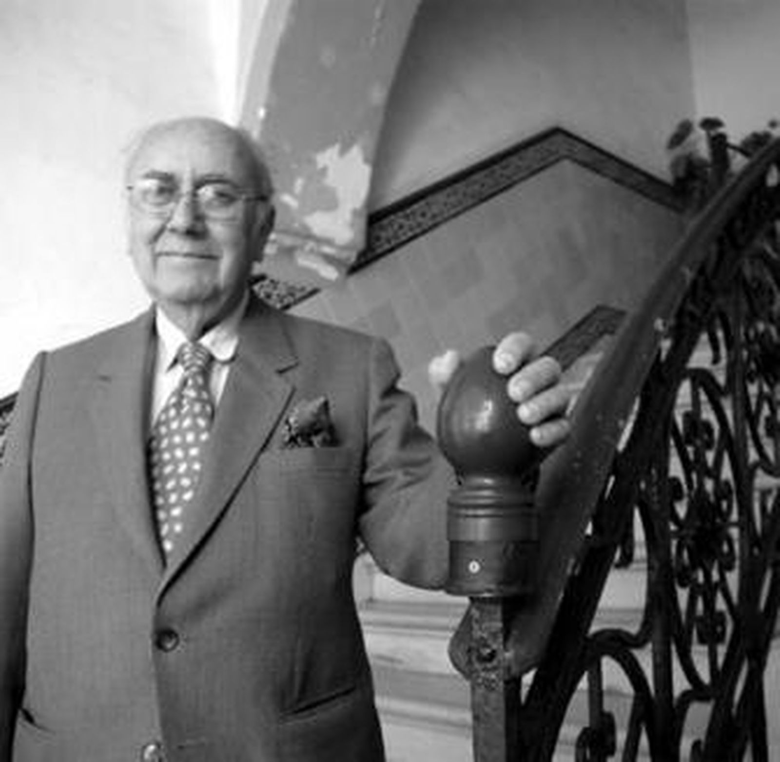 Pepe Saldaña, ayer, a pie de la barandilla de la Escuela de San José que le 'cambió' la vida.