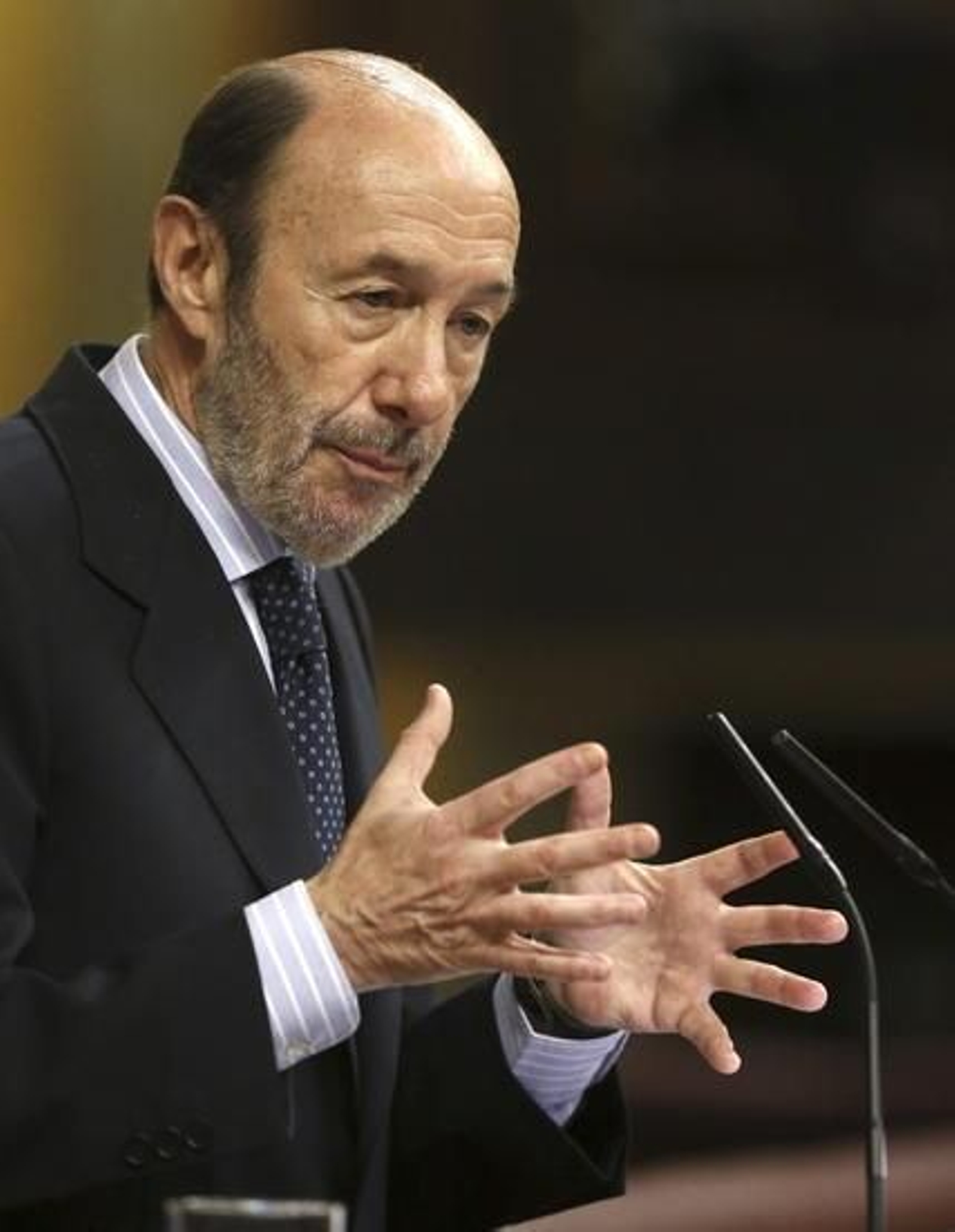 Rubalcaba exige a Rajoy "una explicación exhaustiva" sobre Bárcenas "si se puede"
