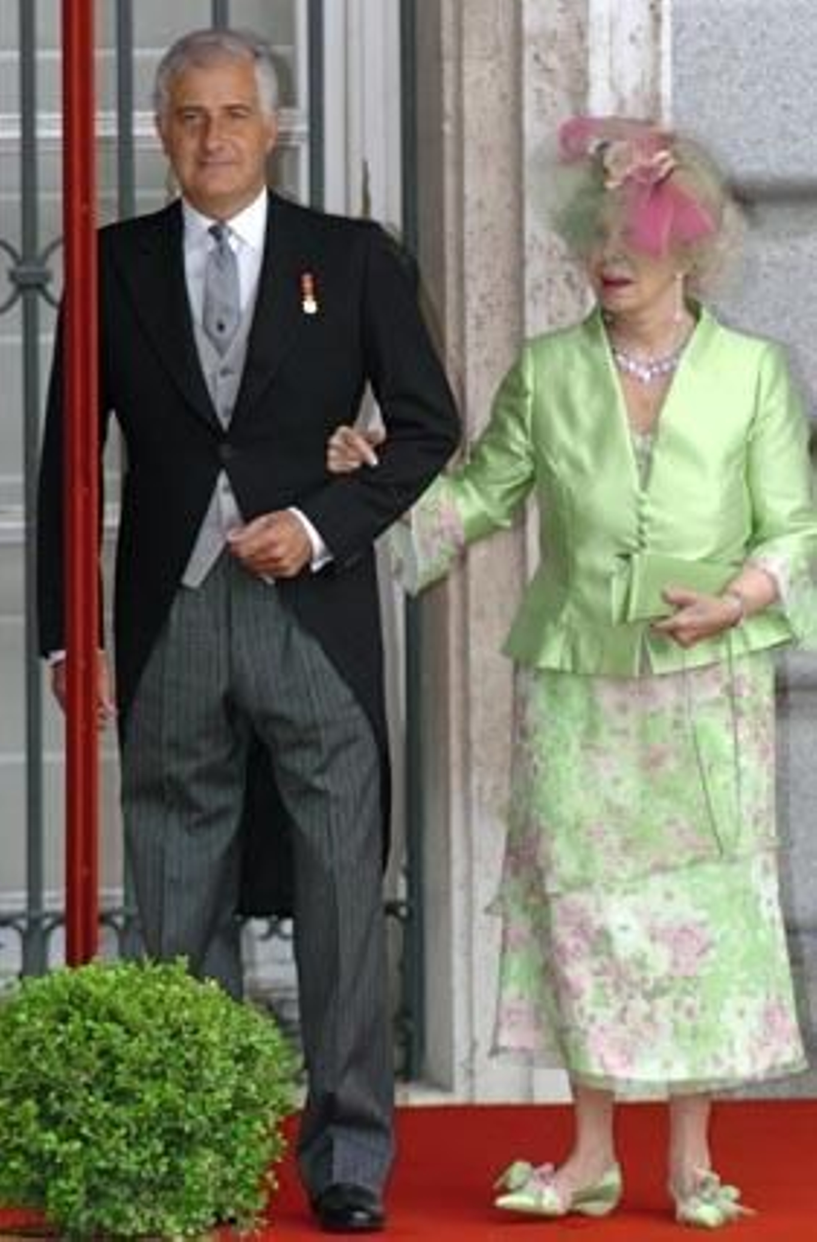 La duquesa de Alba y su hijo el duque de Aliaga a su llegada a la Catedral de la Almudena para asistir a la Boda Real del Príncipe de Asturias y Letizia Ortiz.