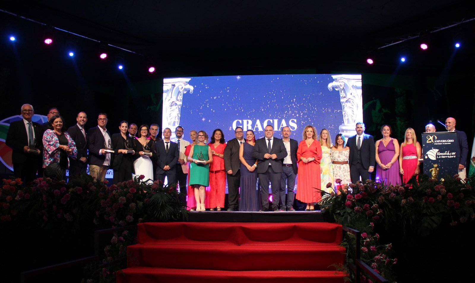 Foto de familia de los premiados