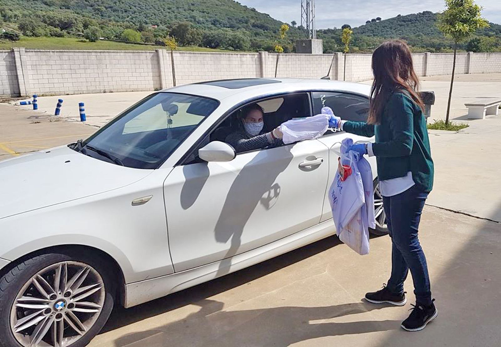 Reparto de Alimentos en Higuera de la Sierra.