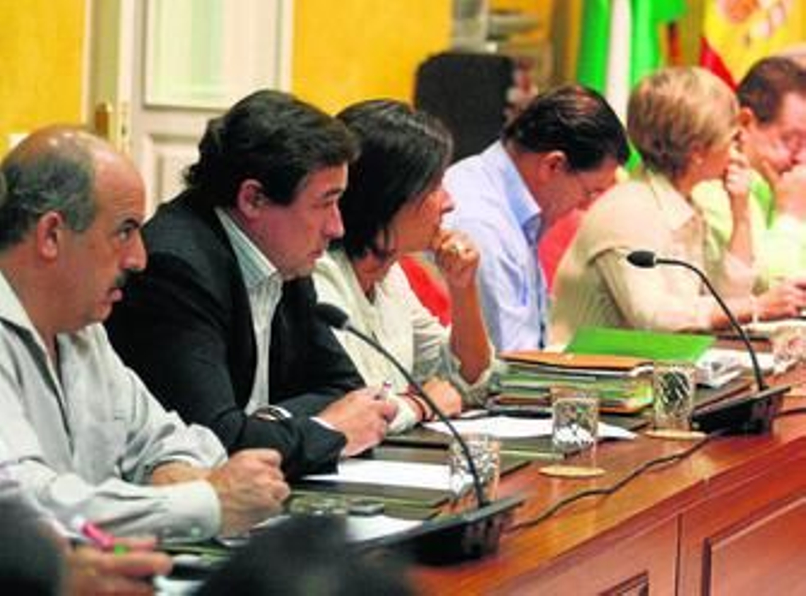 Romero Monrocle, Galindo y Marina García junto a los ediles de PP, en una imagen de pleno.