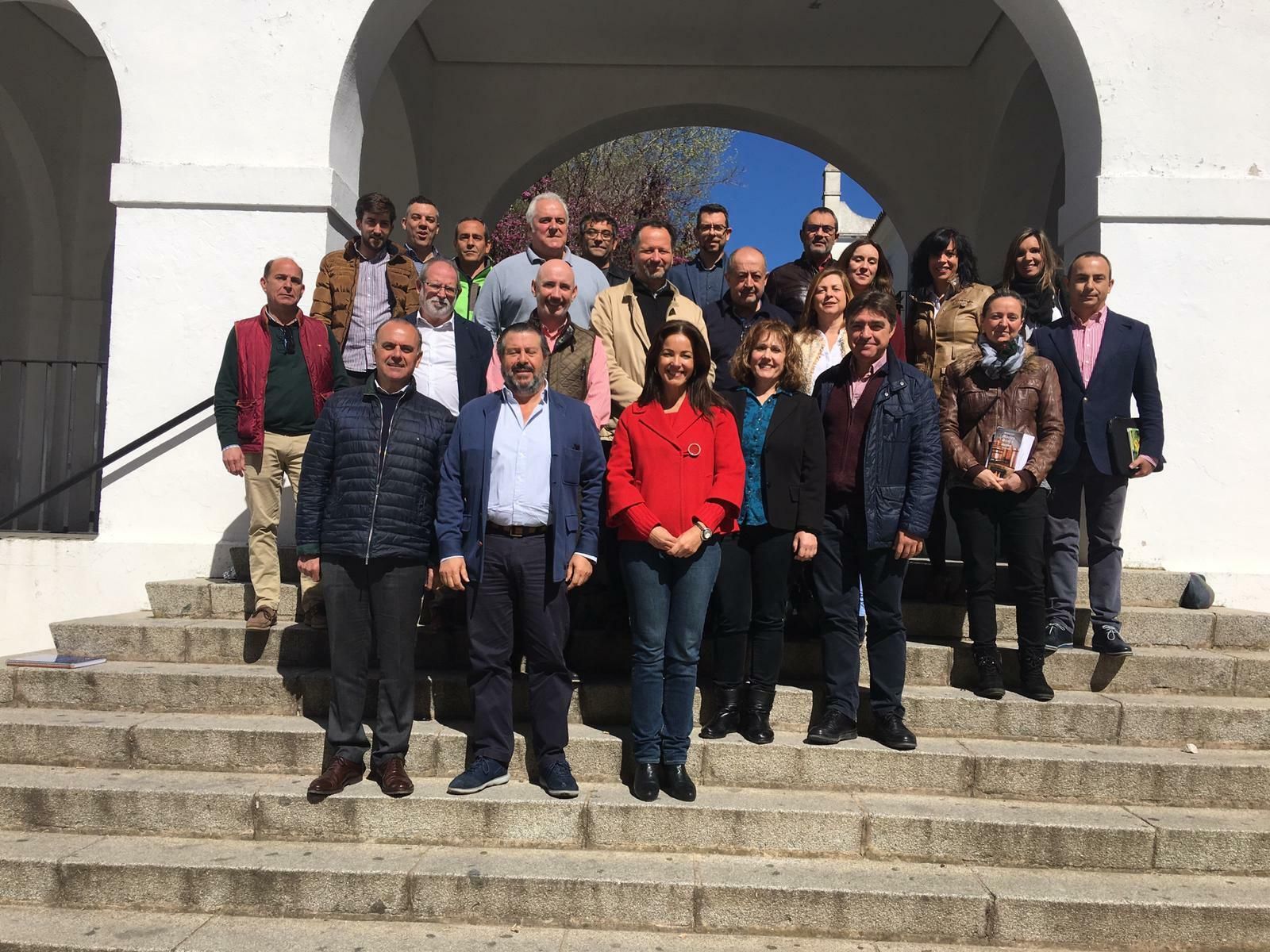 Reunión entre la delegada territorial de Turismo y representantes del sector turístico de la Sierra de Aracena y Picos de Aroche.