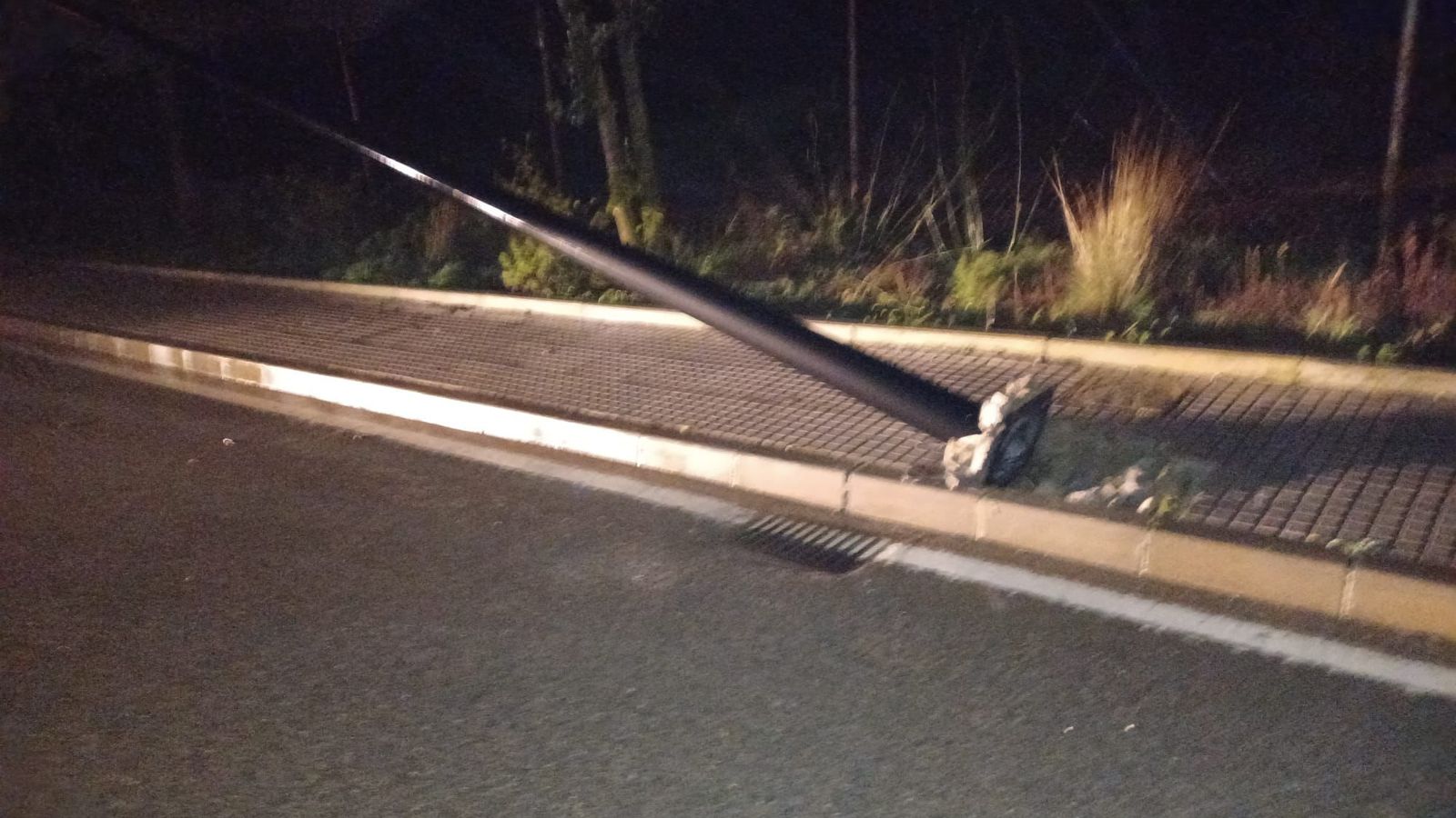 Farola derribada por el fuerte viento en Camposoto, en San Fernando
