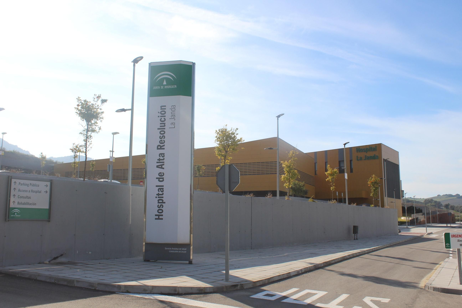 El edificio principal ya luce el nuevo luminoso que identificará al Hospital La Janda.