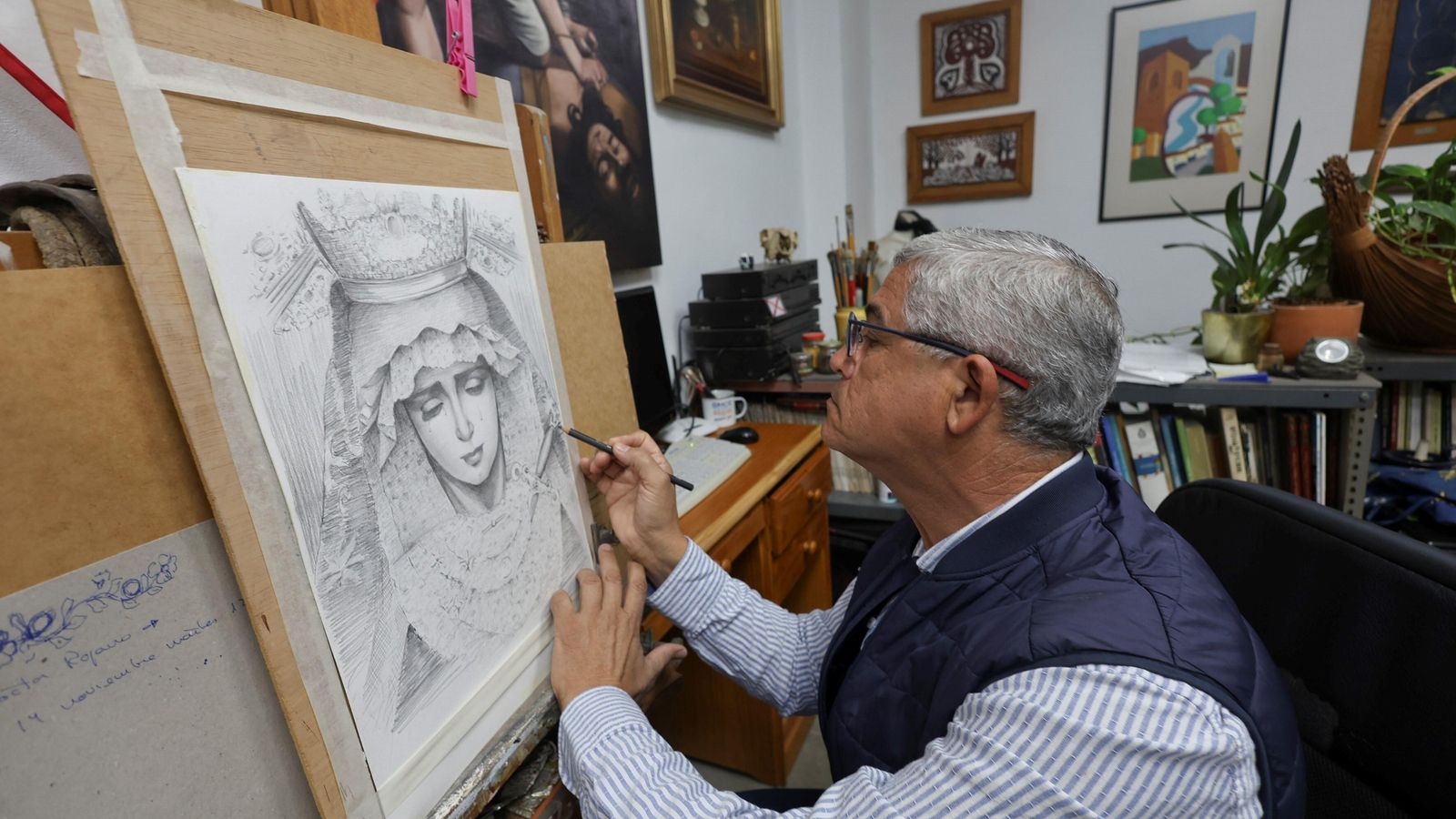 Carrasco dibujando a lápiz una Virgen. Carrasco dibujando a lápiz una Virgen.