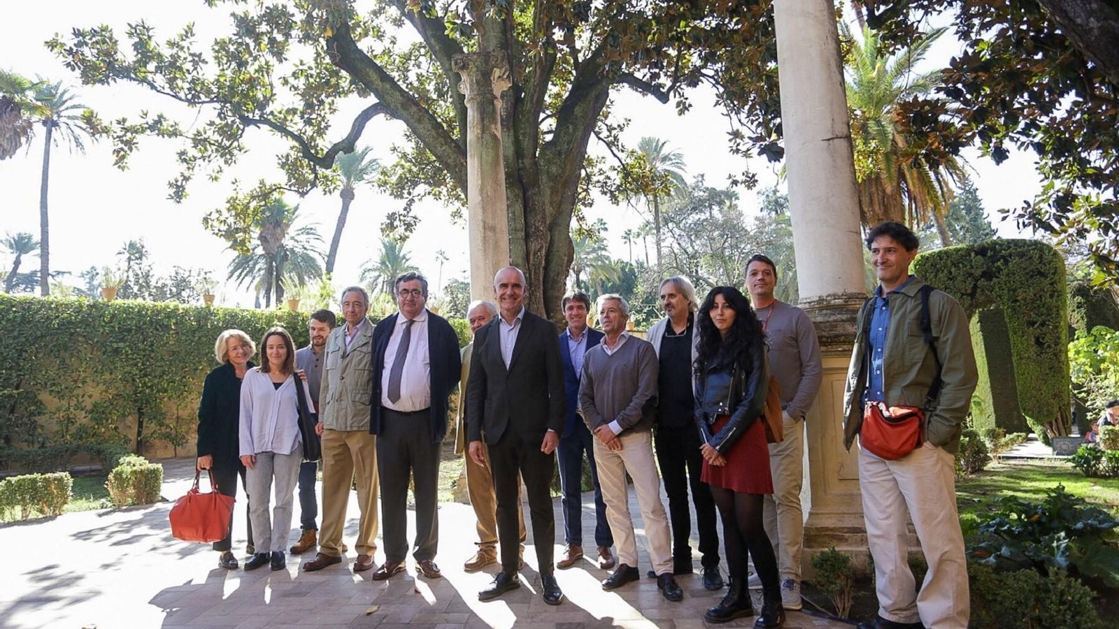 Familiares de José Elías junto con el equipo redactor del inventario y responsables municipales del Ayuntamiento.