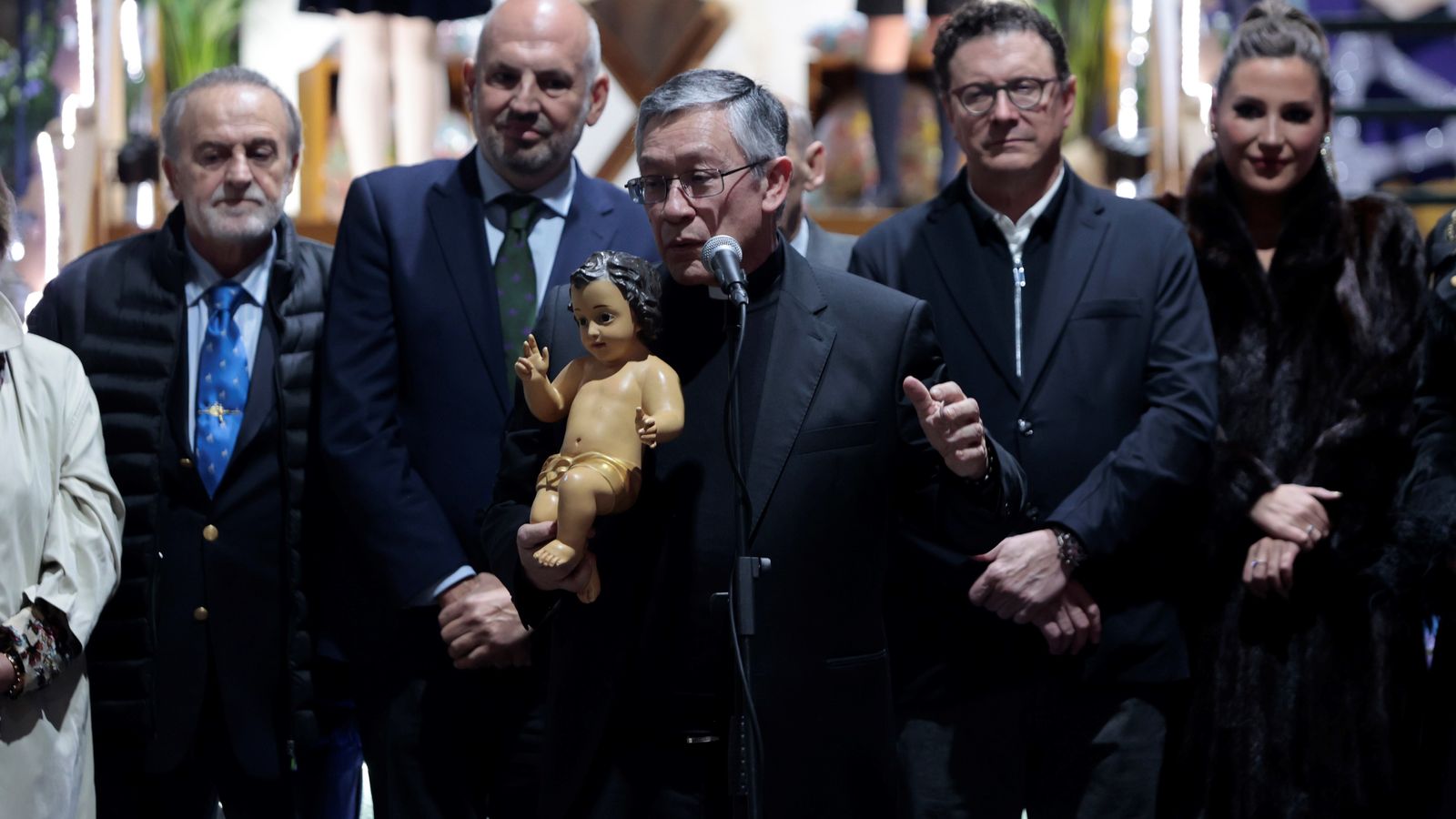 El Niño Jesús, en manos del sacerdote.