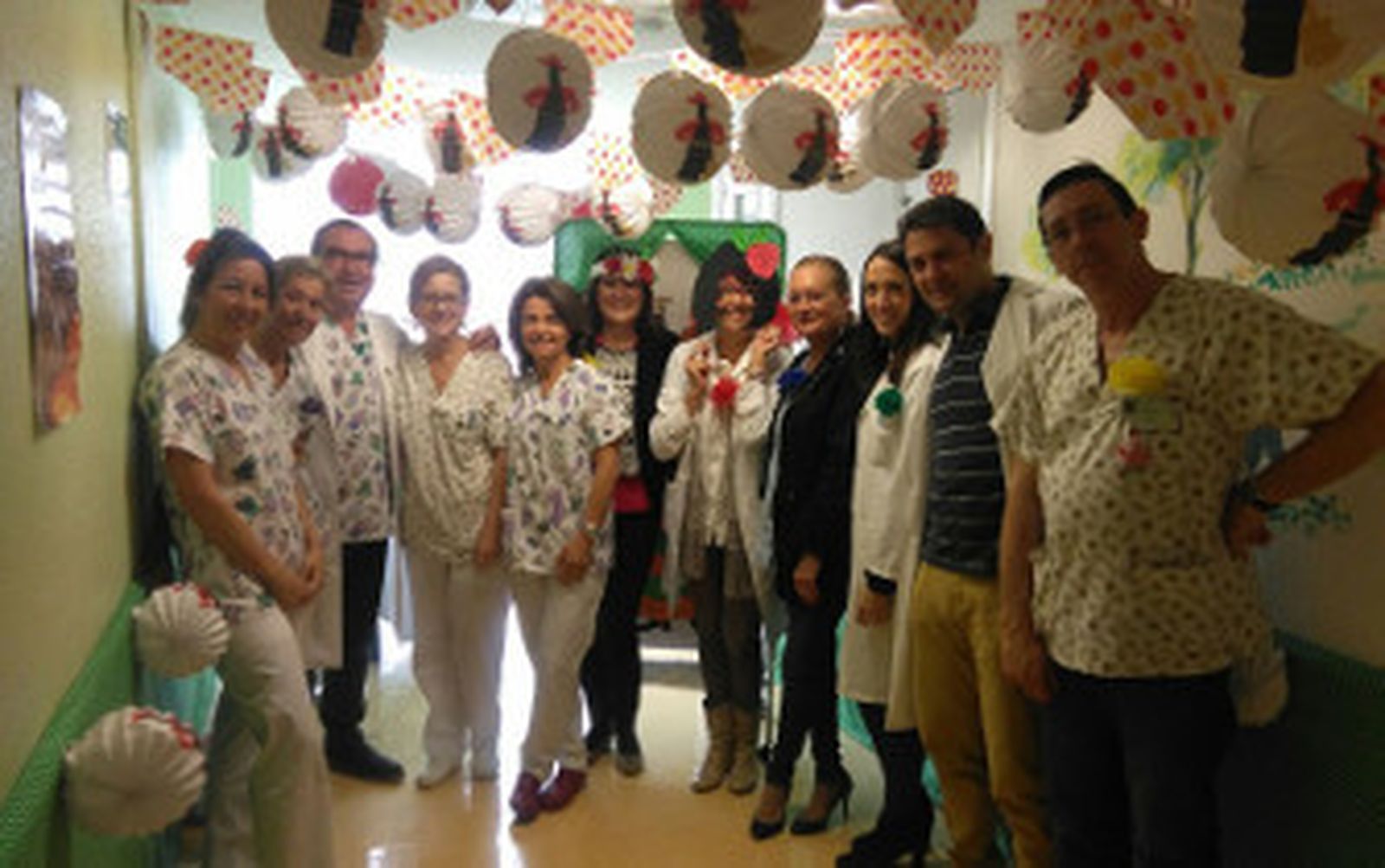 Los niños ingresados en Pediatría del hospital disfrutan de la Feria