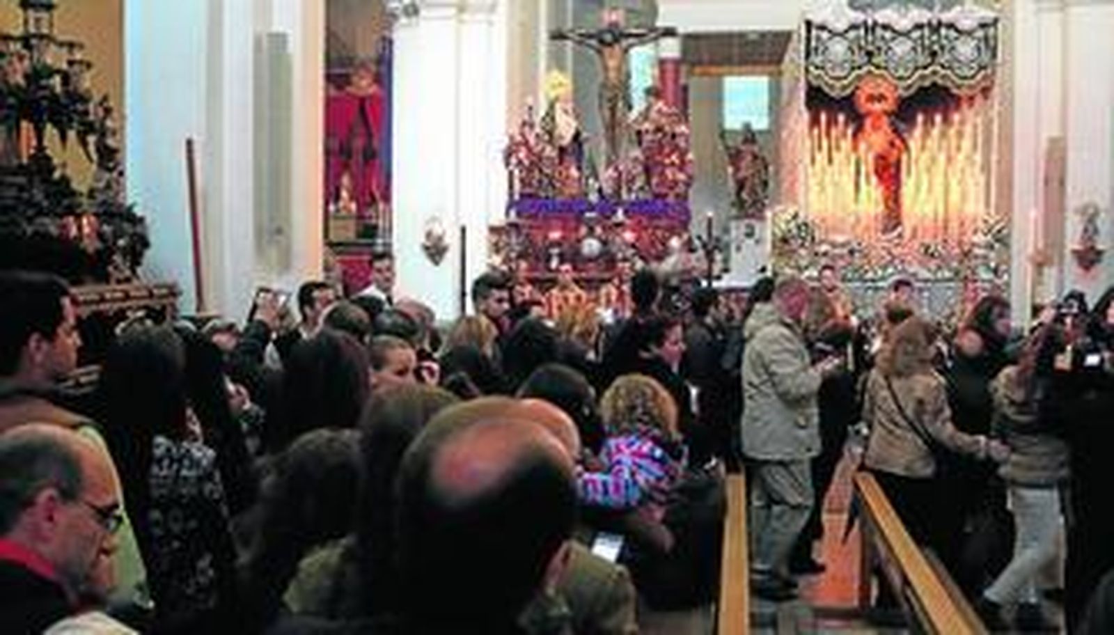 El Cristo de las Penas de Santiago y María Santísima de la Concepción, en su templo.