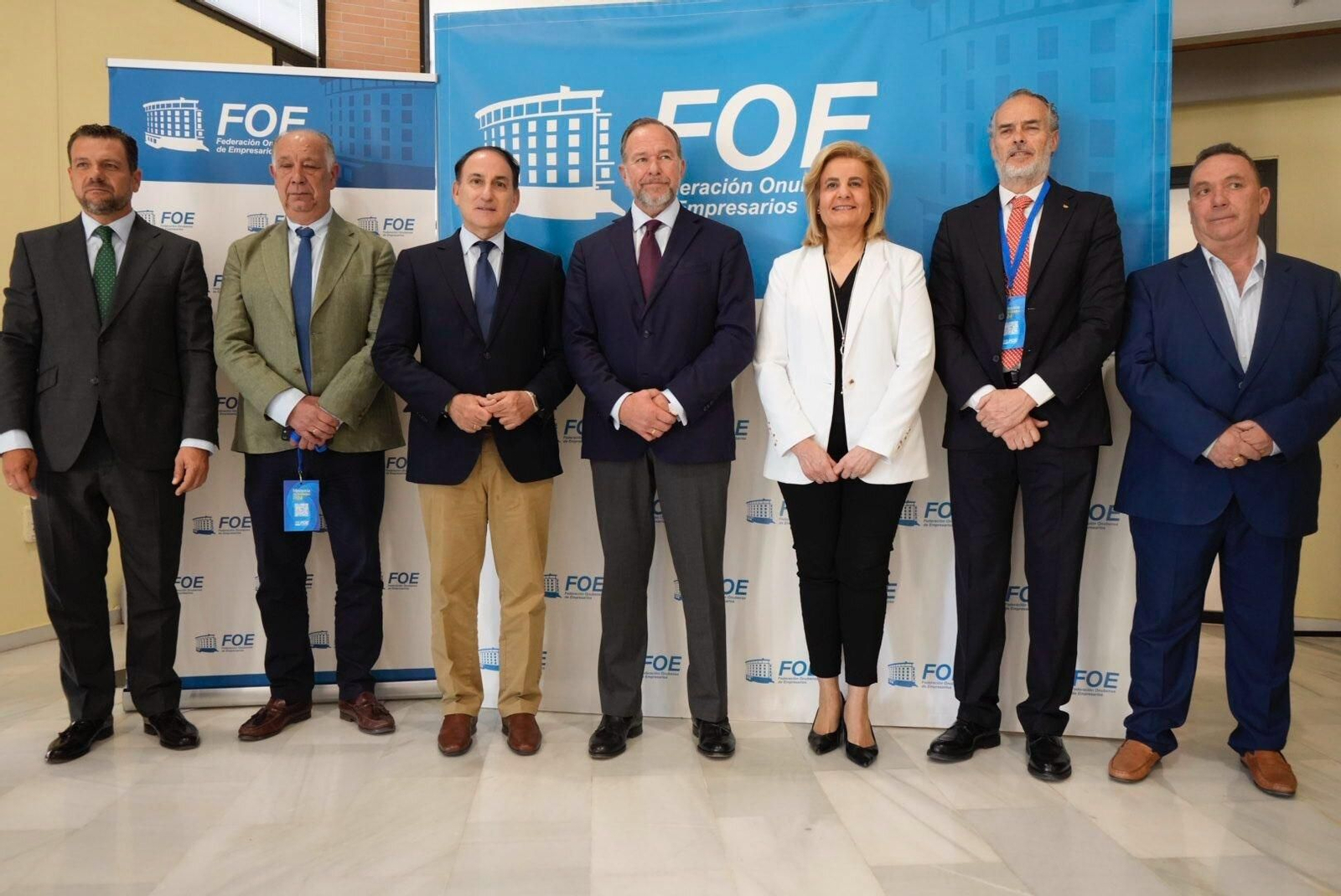 José Luis García Palacios y Javier González de Lara con los premiados y representantes de los comerciantes