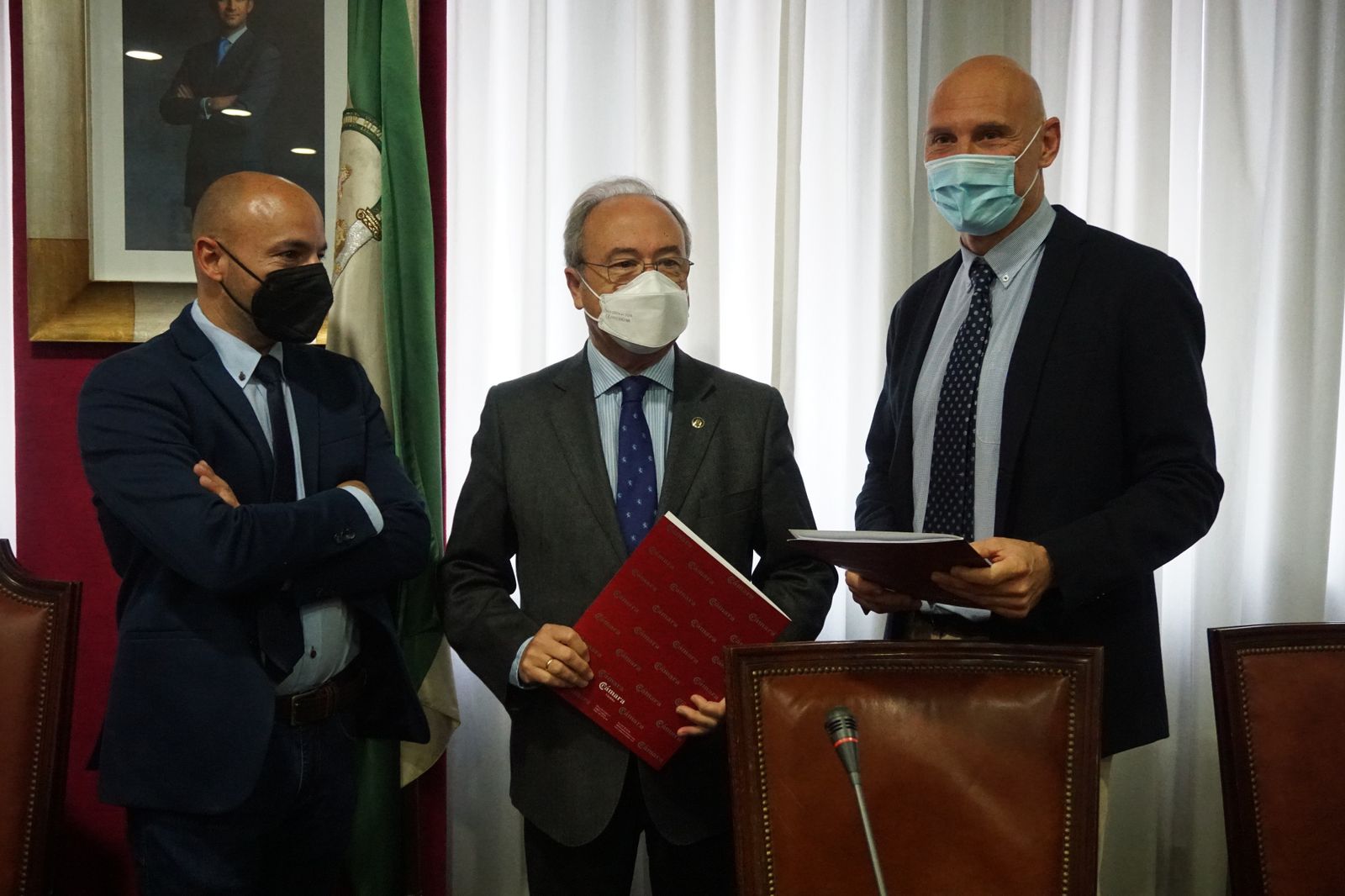 Antonio Díaz, en el centro, en la presentación del informe.