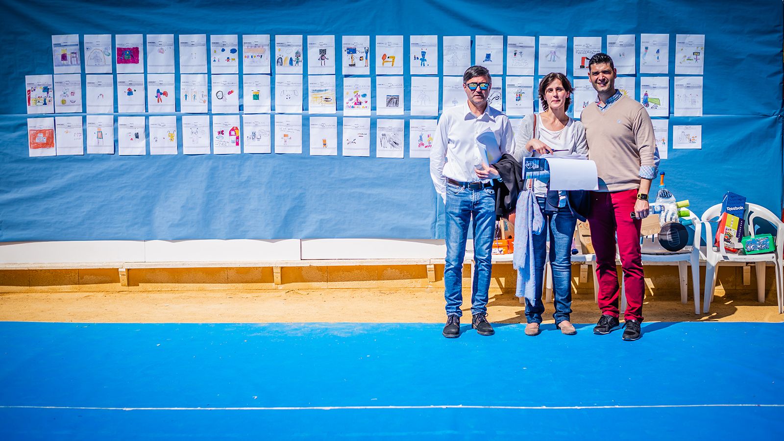 El jurado ante la exposición de dibujos de la categoría 1 del concurso CienciaPark2