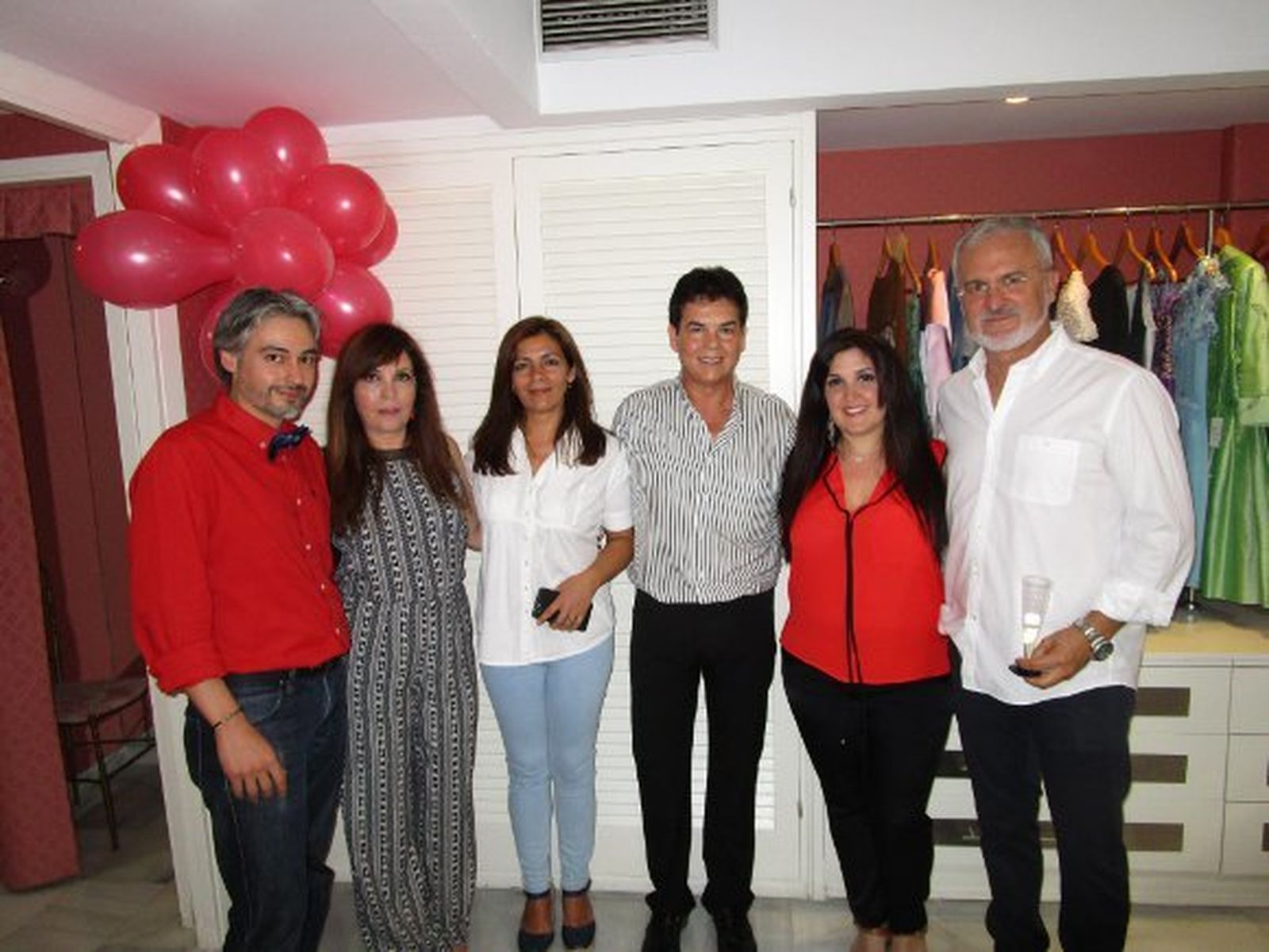 Raúl García, Maribel Ardón, Charo Sánchez, el diseñador Antonio Ardón con su hija Maribel y Enrique Caraballo.  Foto: Ignacio Casas de Ciria