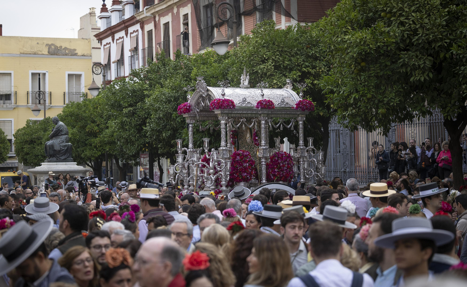 Las imágenes de la salida de la Hermandad del Rocío de Sevilla