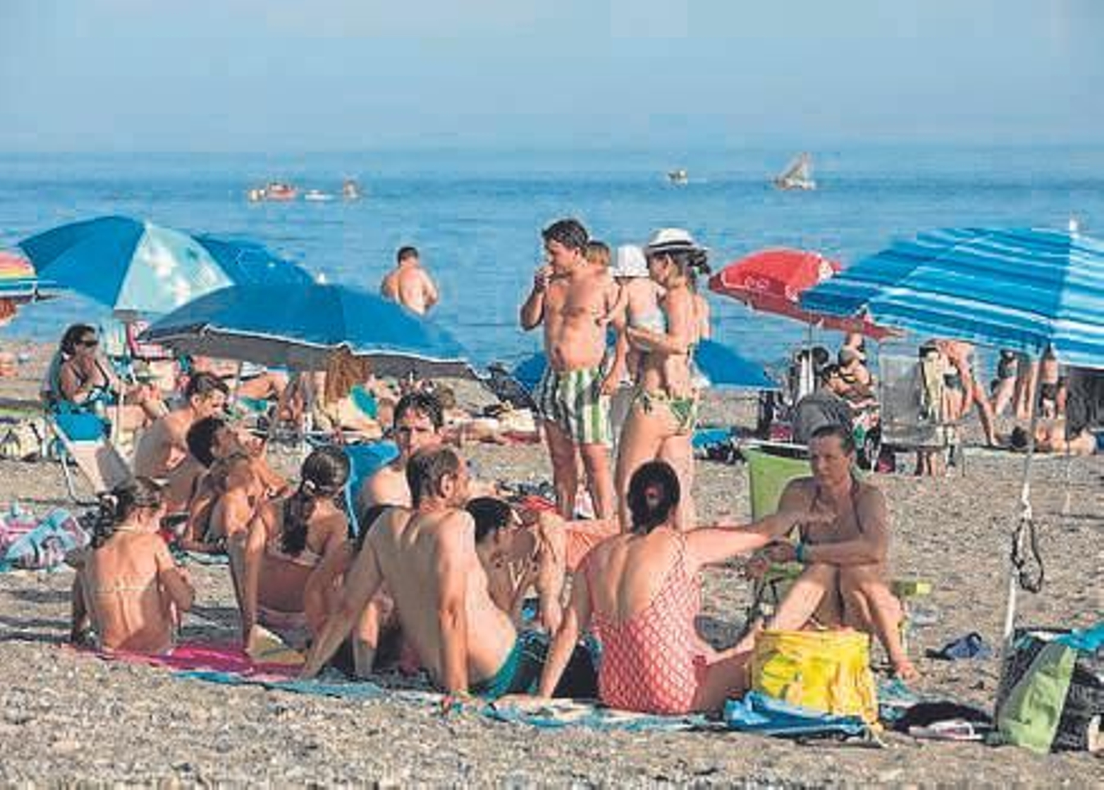 Varios bañistas, juntos en una playa de la costa andaluza.