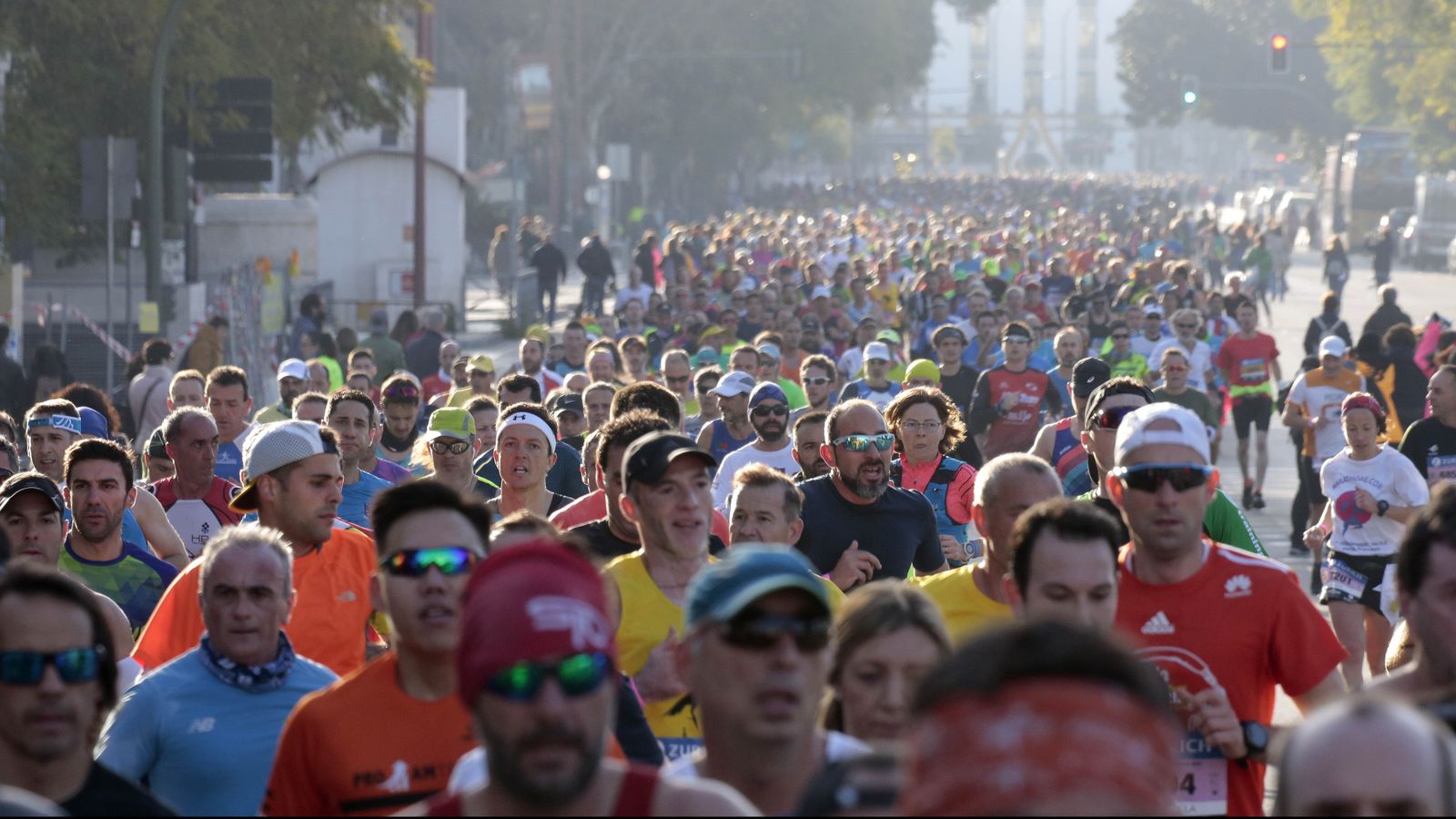 Numerosos corredores en el Maratón de Sevilla celebrado el año pasado.