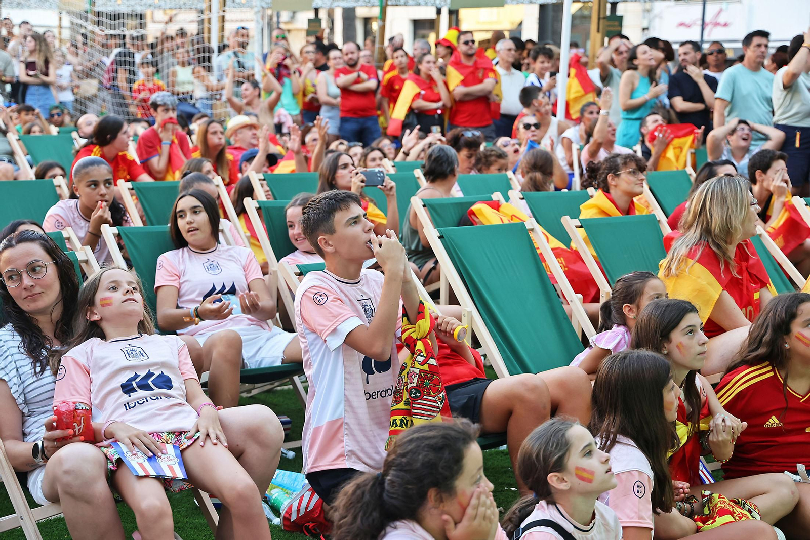 Imágenes de la Fan zone en Huelva de la Final de la Eurocopa entre Inglaterra y España Imágenes de la Fan zone en Huelva de la Final de la Eurocopa entre Inglaterra y España