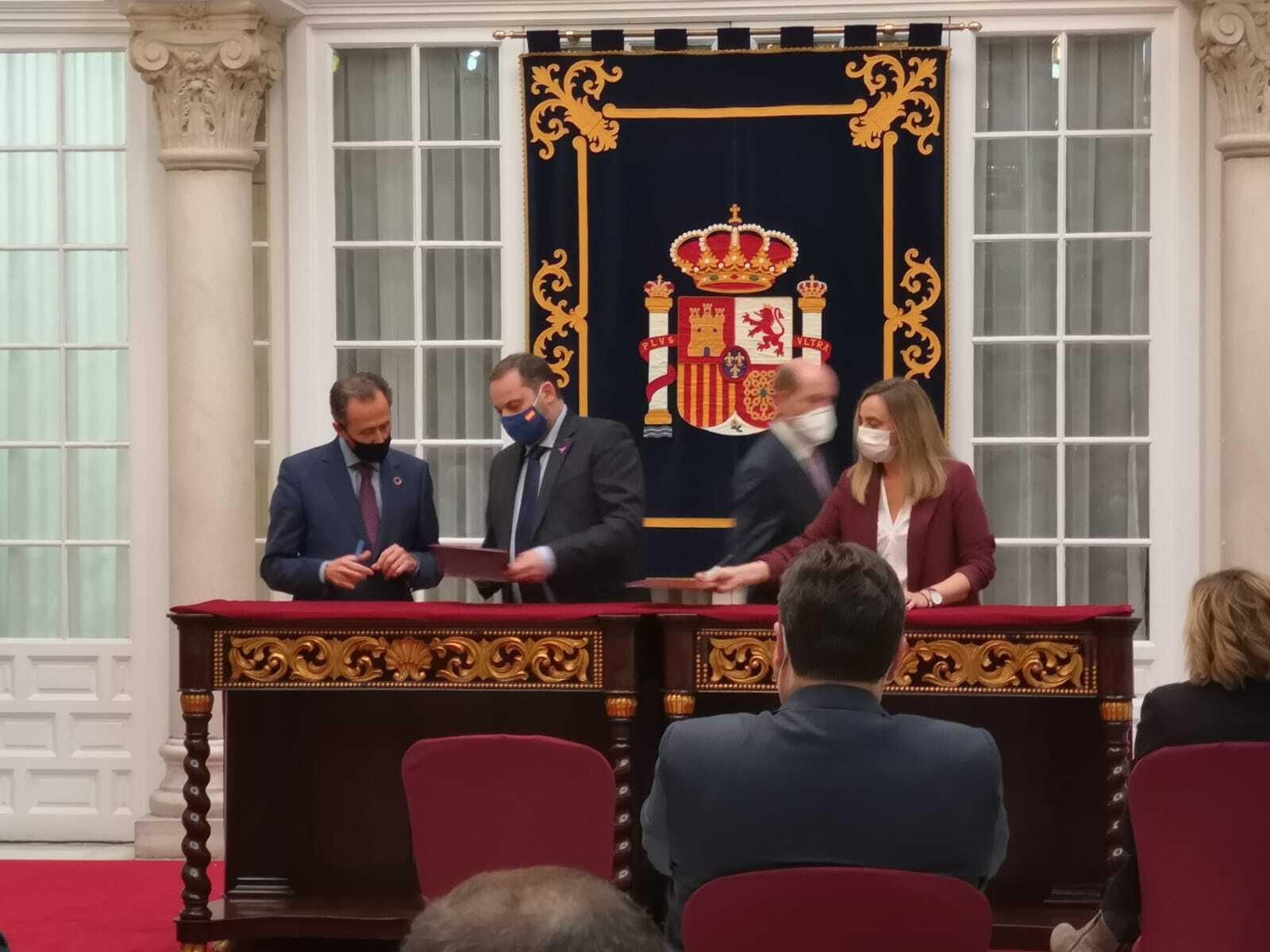 El alcalde, el ministro y la consejera, durante el acto de la firma del acuerdo.