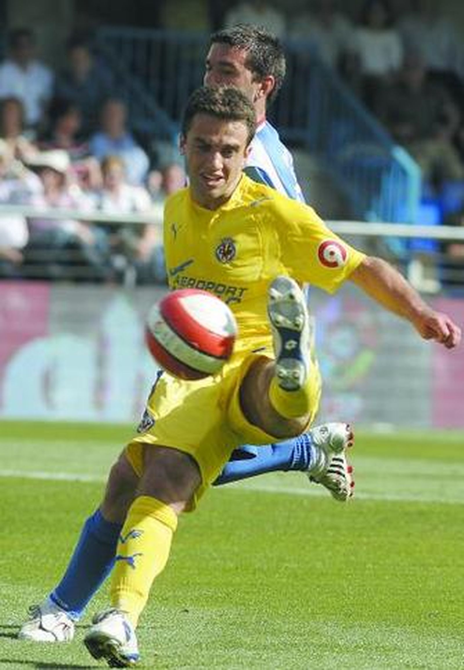 Rossi inicia un avance del Villarreal en el encuentro de ayer.