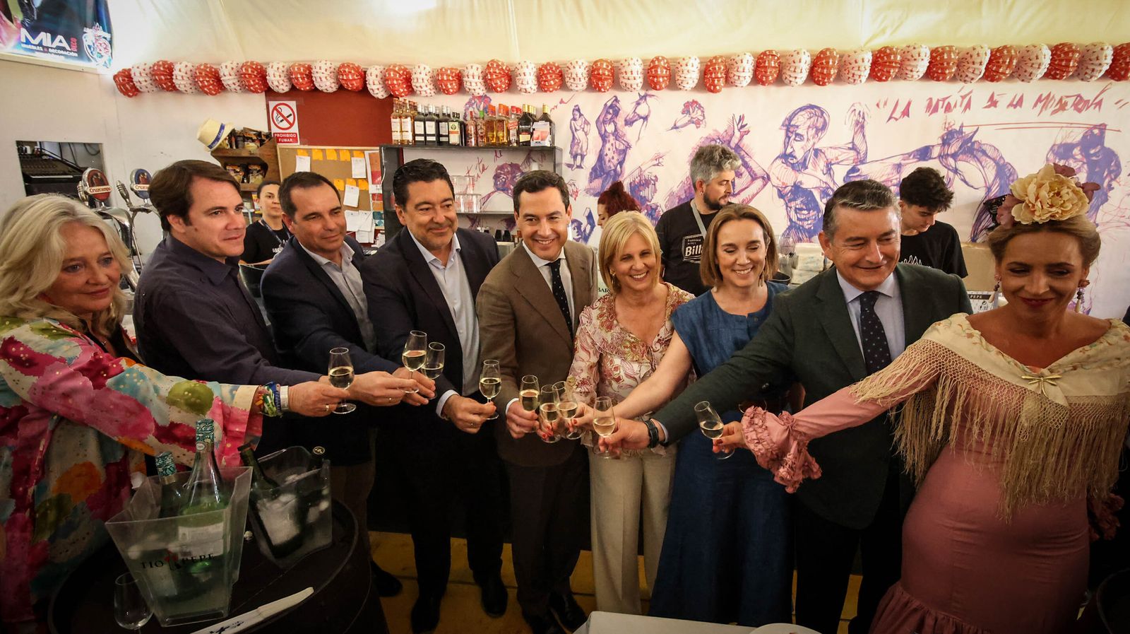 Juanma Moreno se pasea por la feria de Jerez 2023