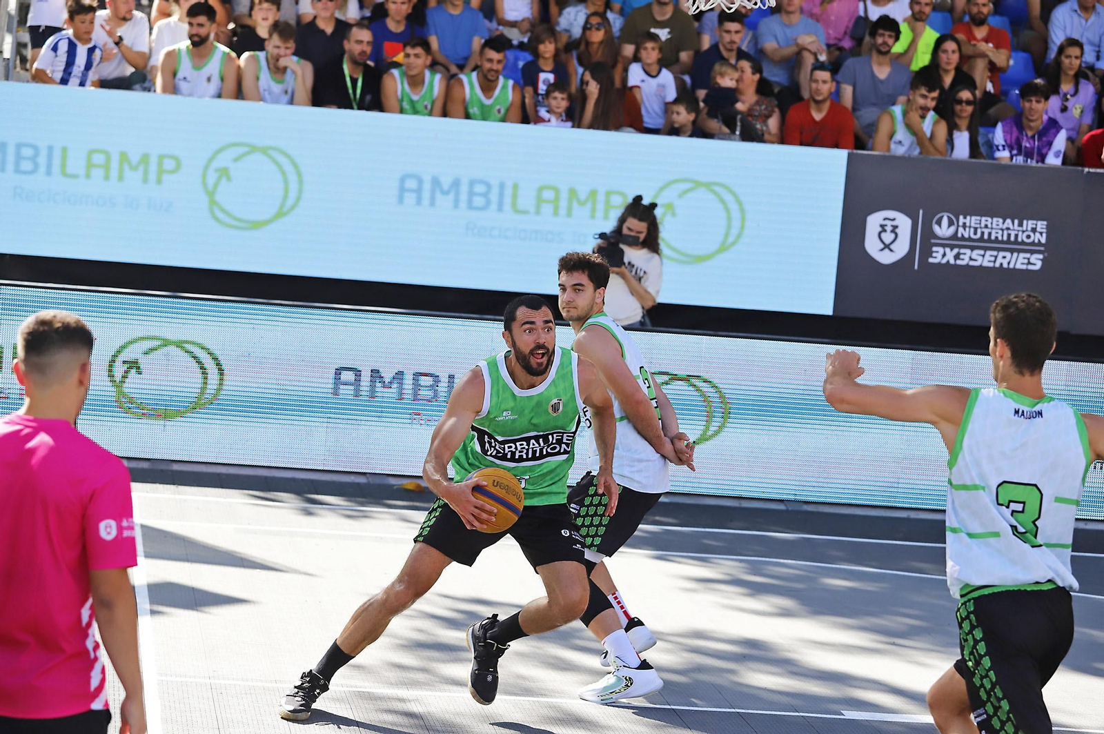 Imágenes del circuito Herbalife 3x3 de baloncesto en la Plaza de Las Monjas de Huelva