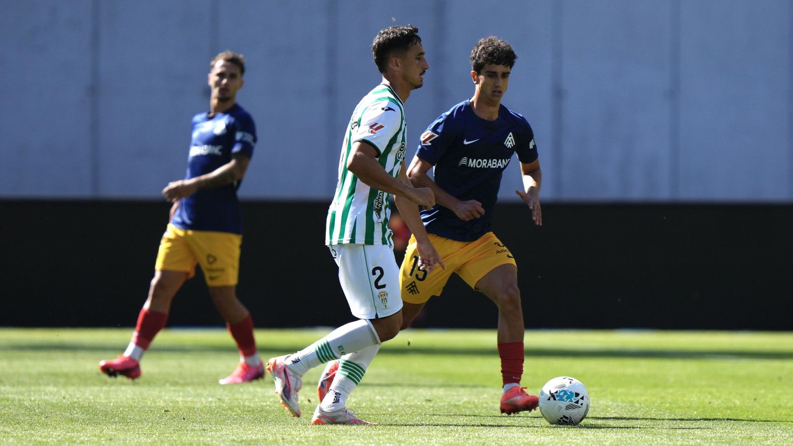 Vilarrasa conduce el balón en la visita del Córdoba CF al Andorra.